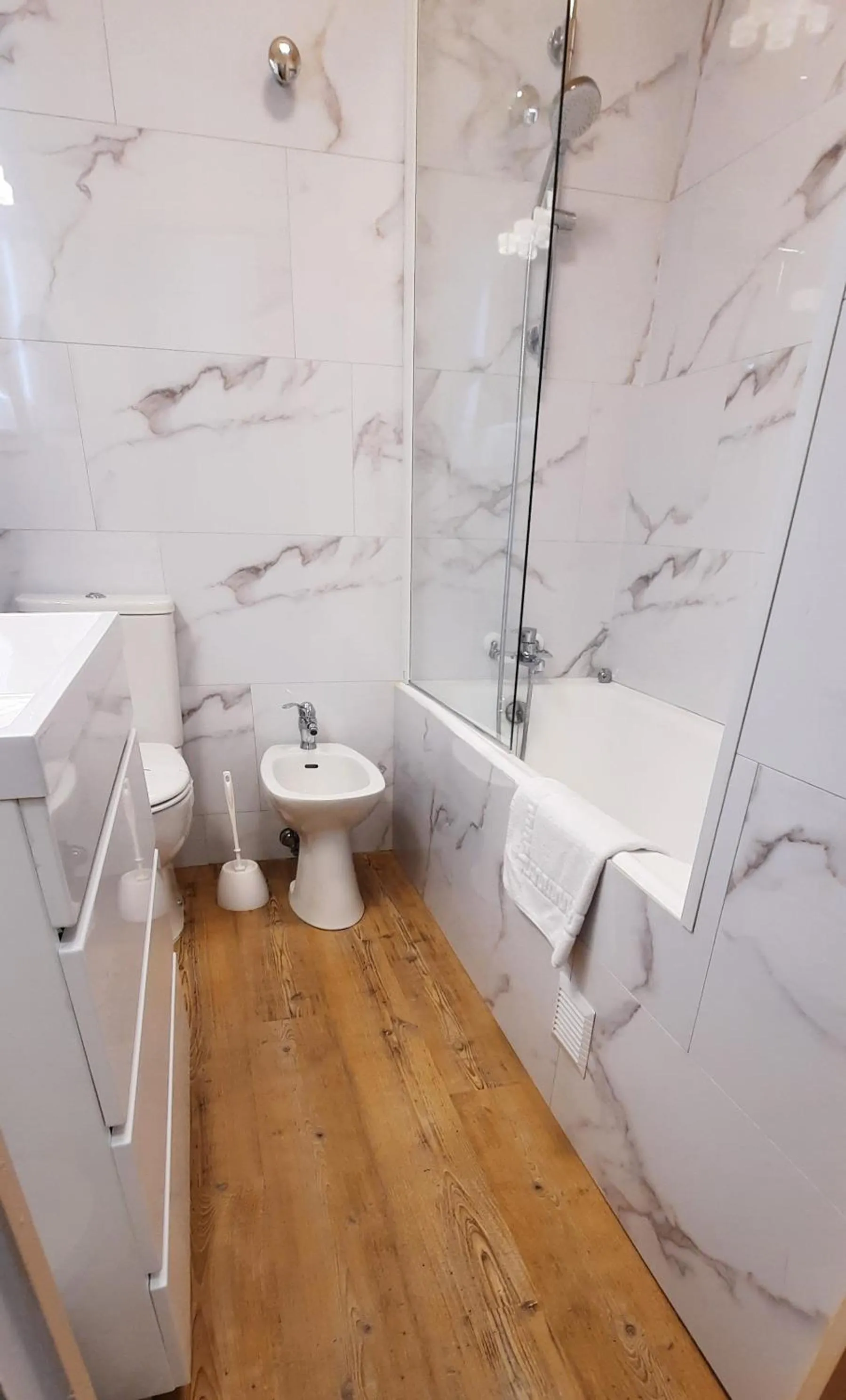 Shower in Hôtel Chastellares