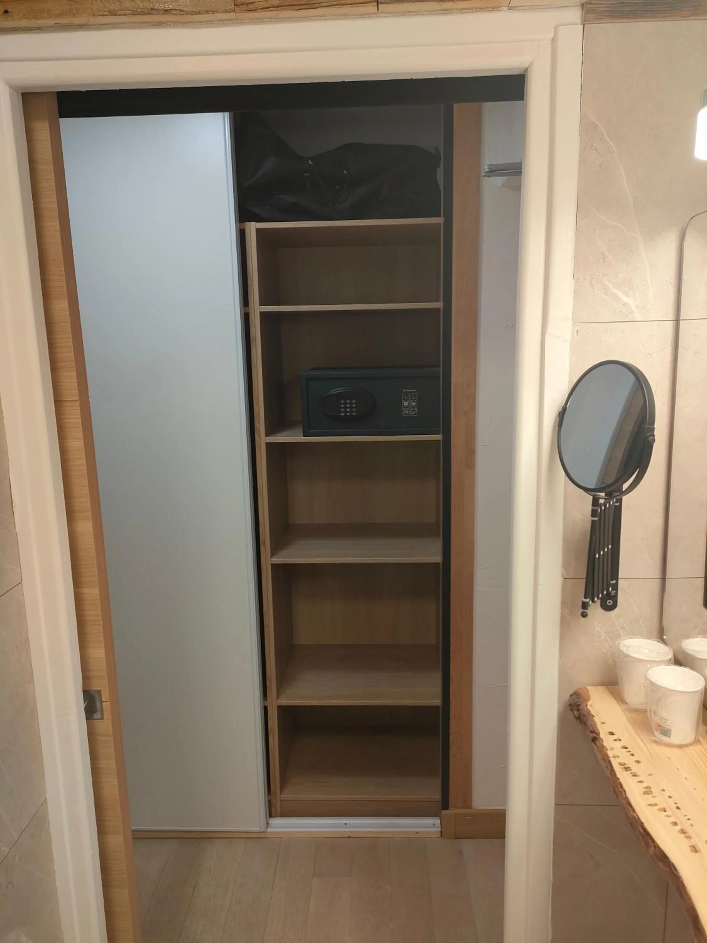 wardrobe in Hôtel Chastellares