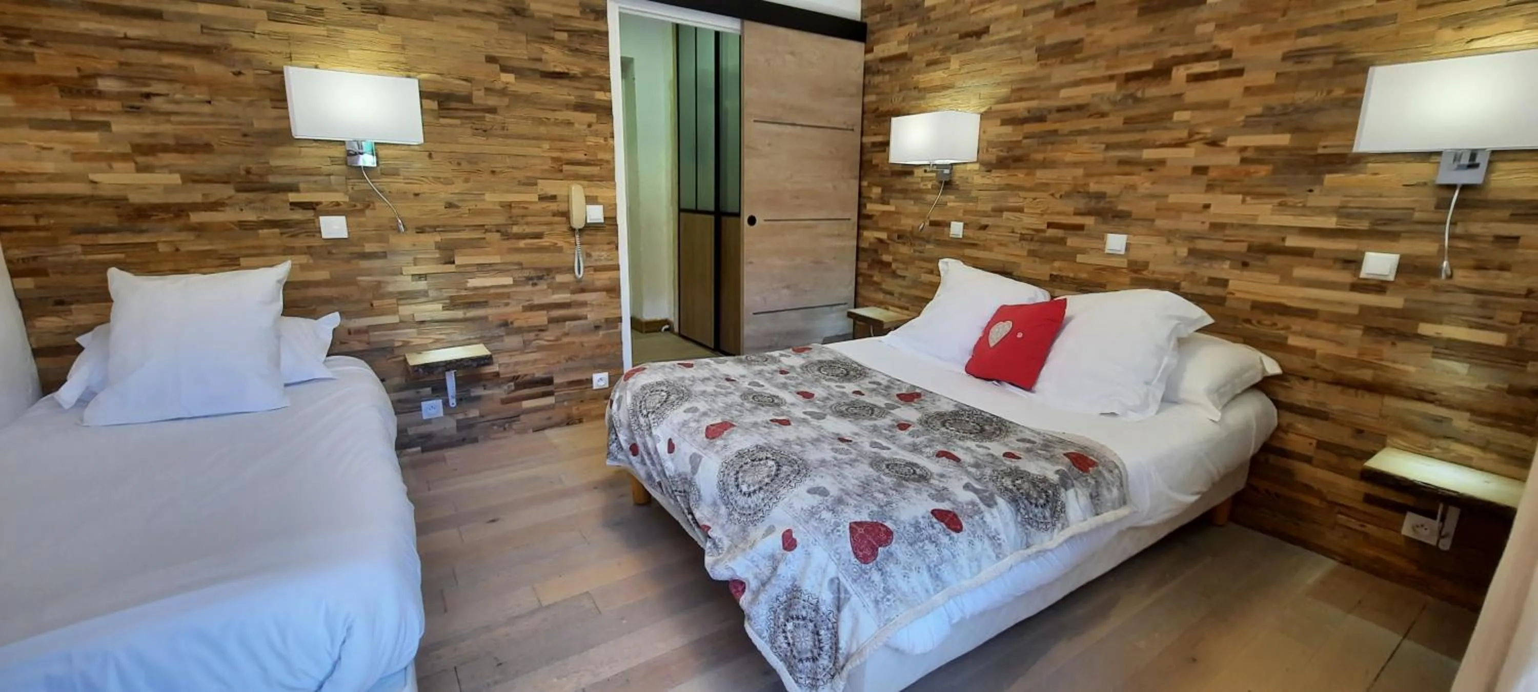 Photo of the whole room, Bed in Hôtel Chastellares