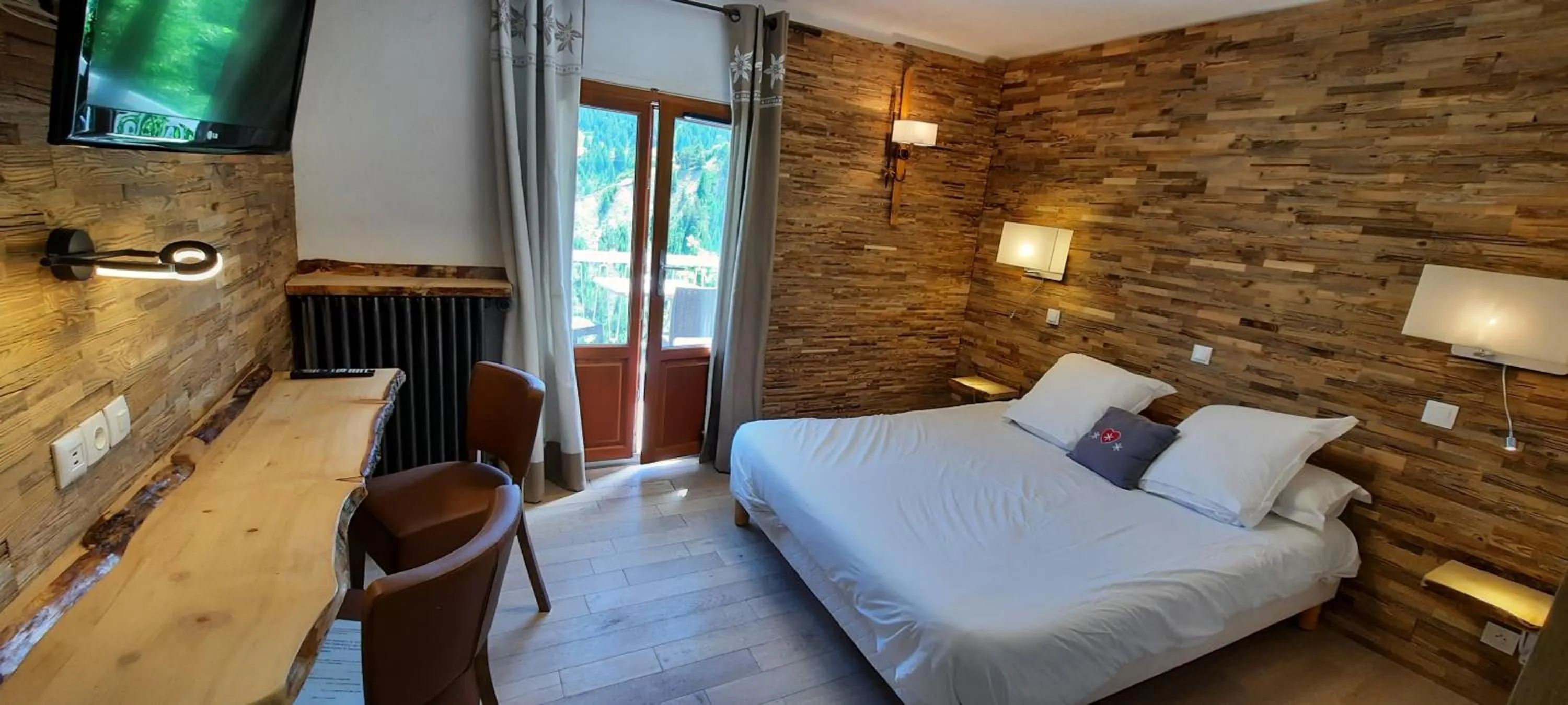 Photo of the whole room, Bed in Hôtel Chastellares