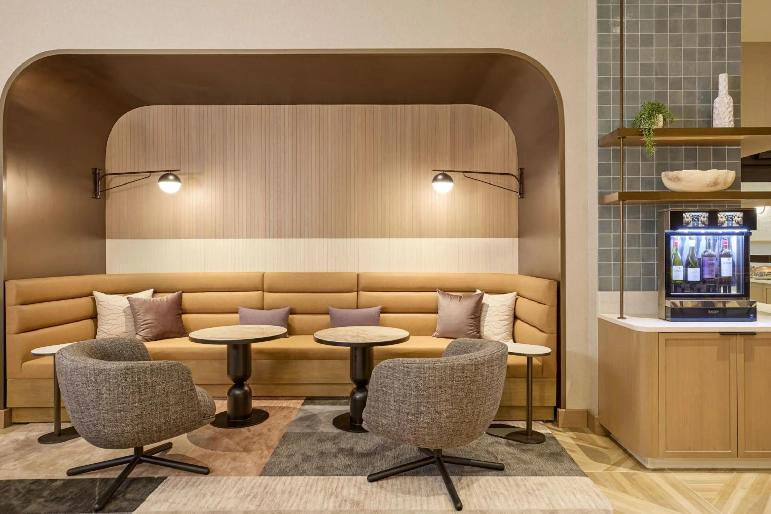 Lounge or bar in Marriott Long Beach Downtown