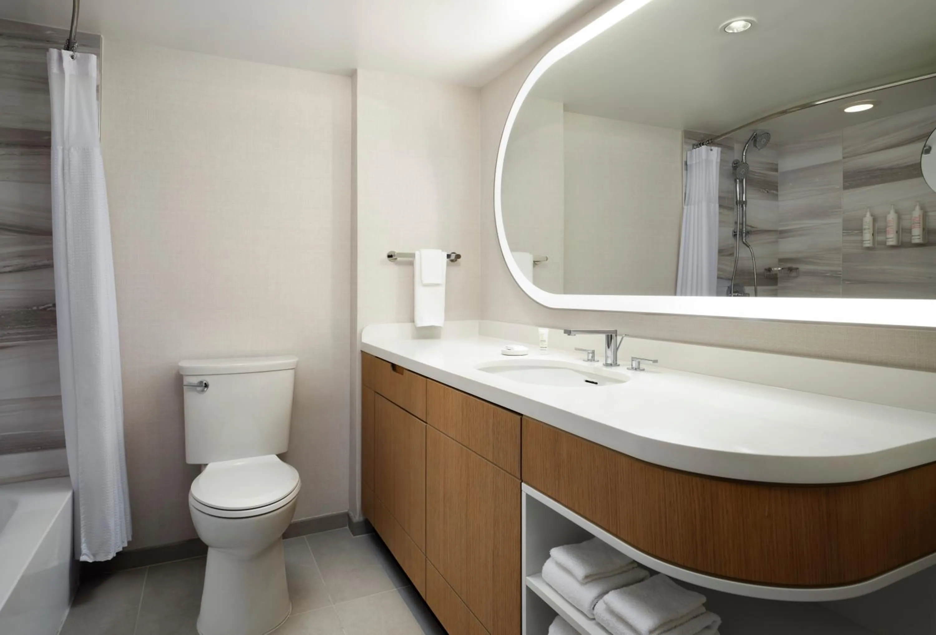 Bathroom in Marriott Long Beach Downtown