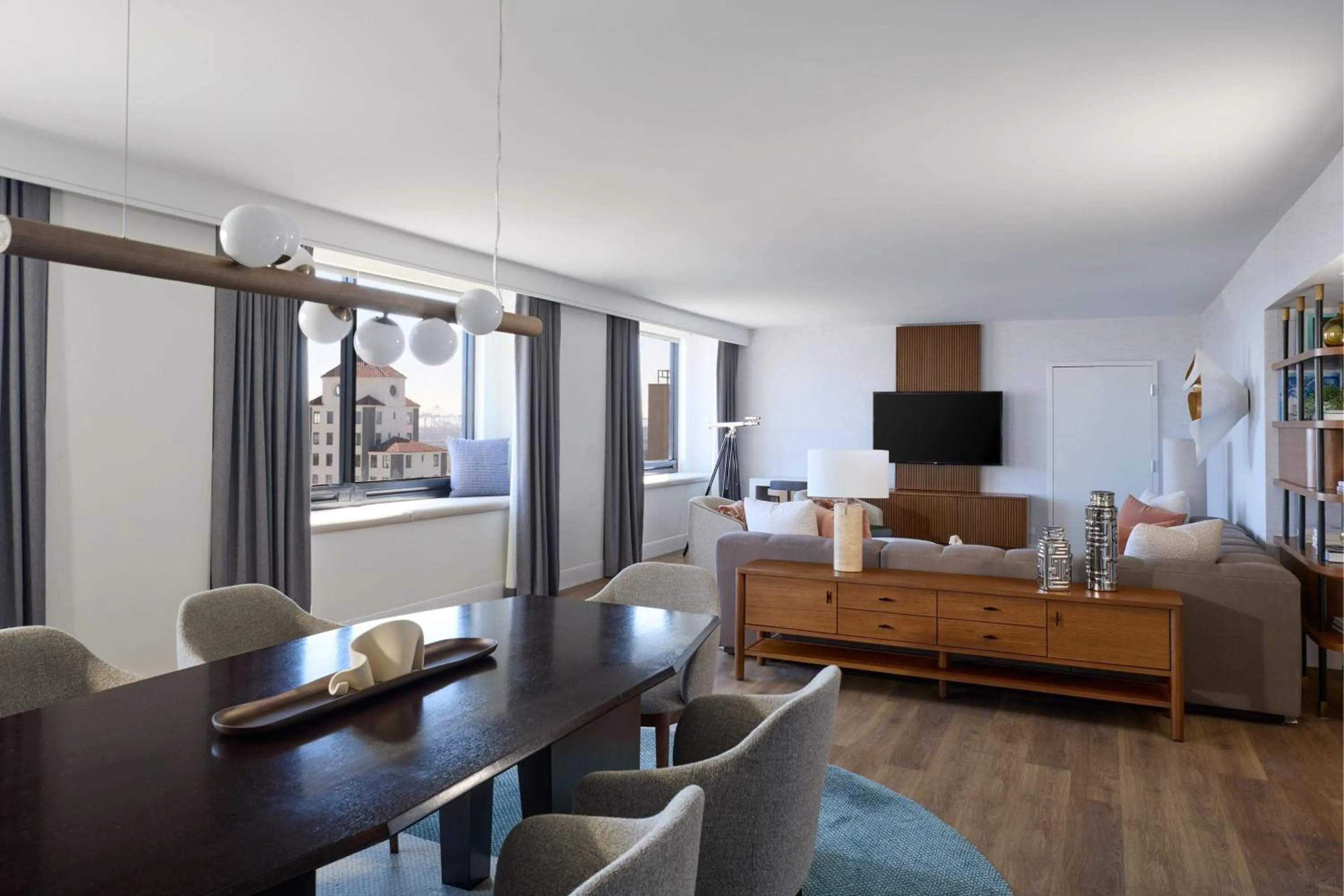 Photo of the whole room, Bed in Marriott Long Beach Downtown