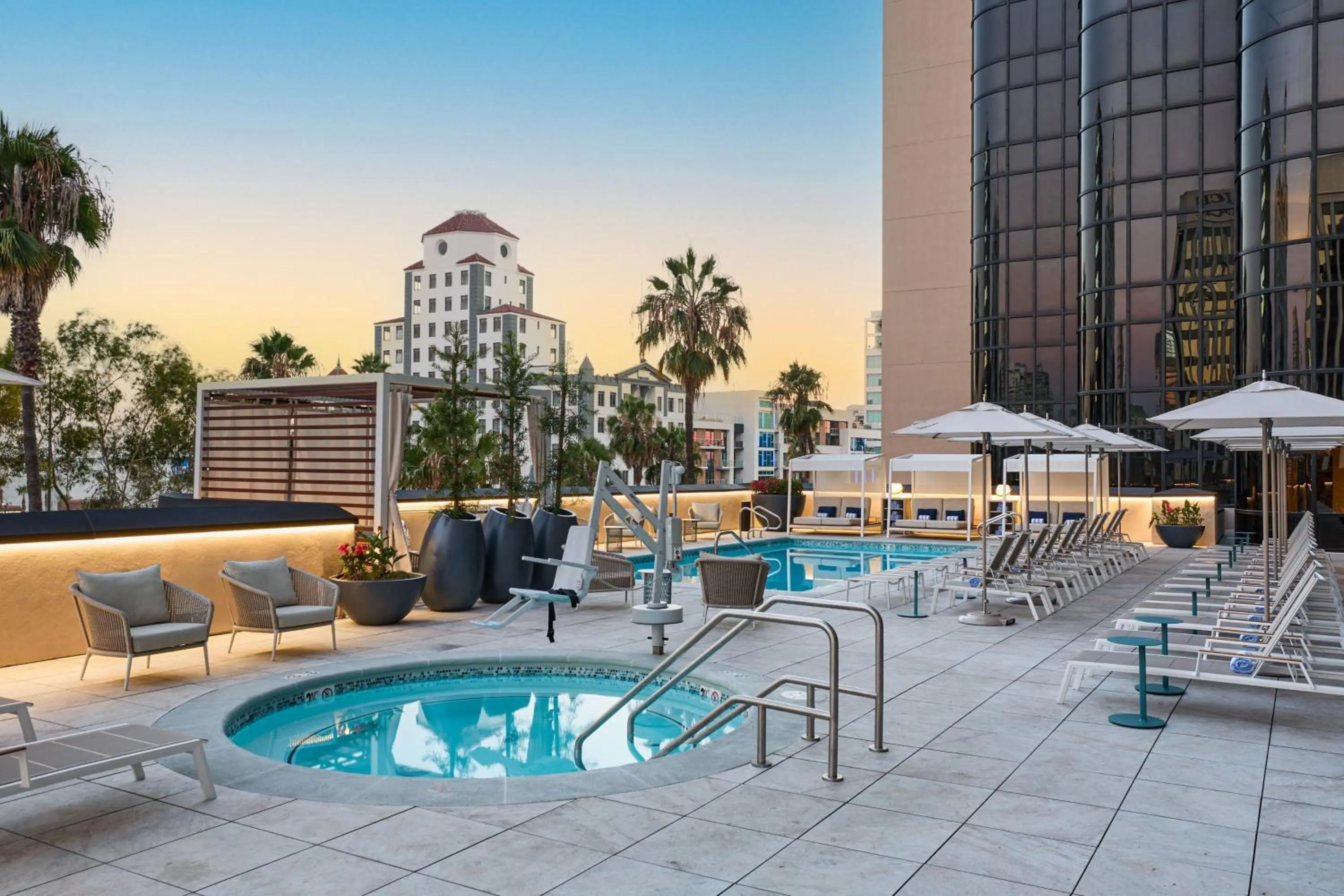 Swimming pool in Marriott Long Beach Downtown