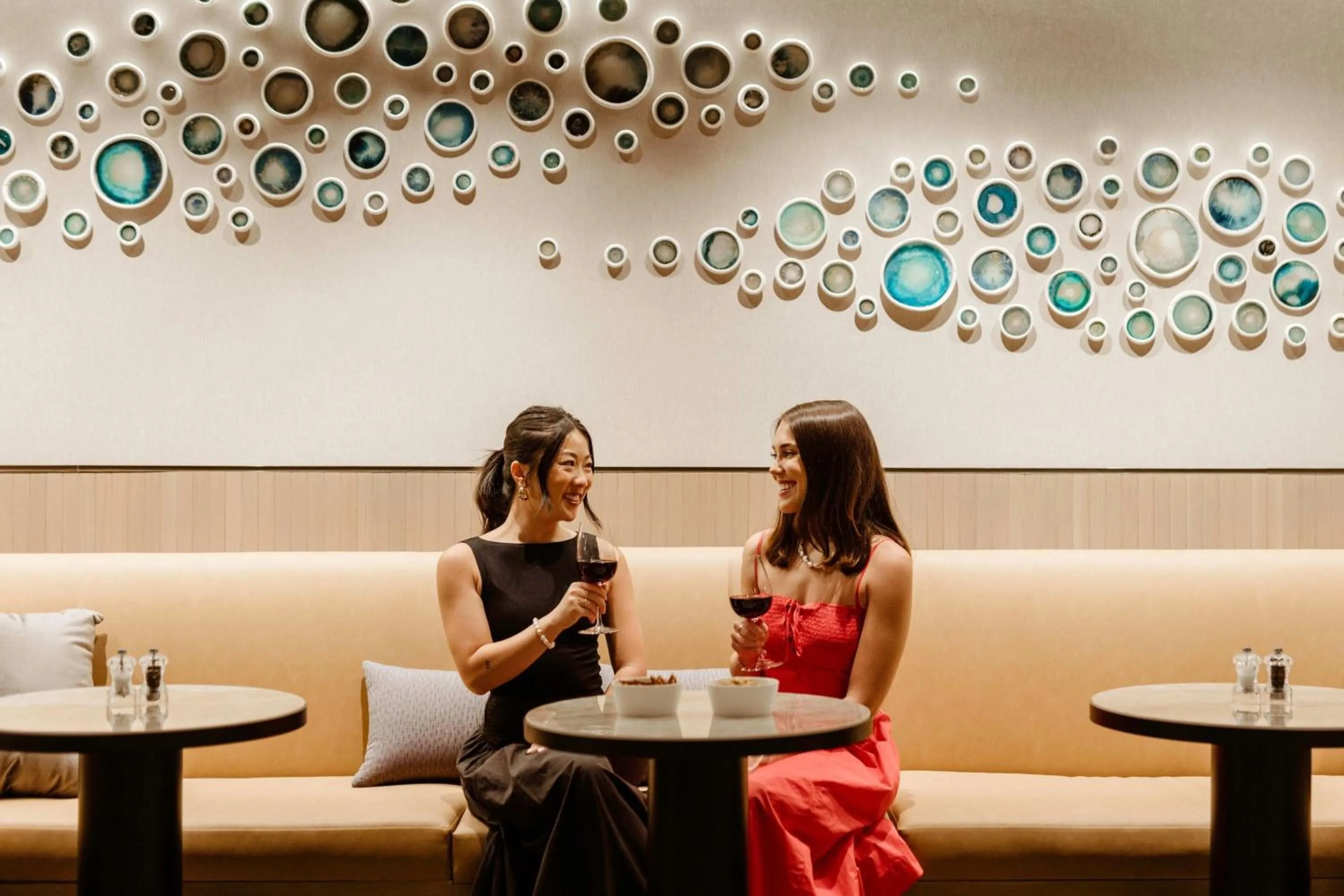 Lounge or bar in Marriott Long Beach Downtown