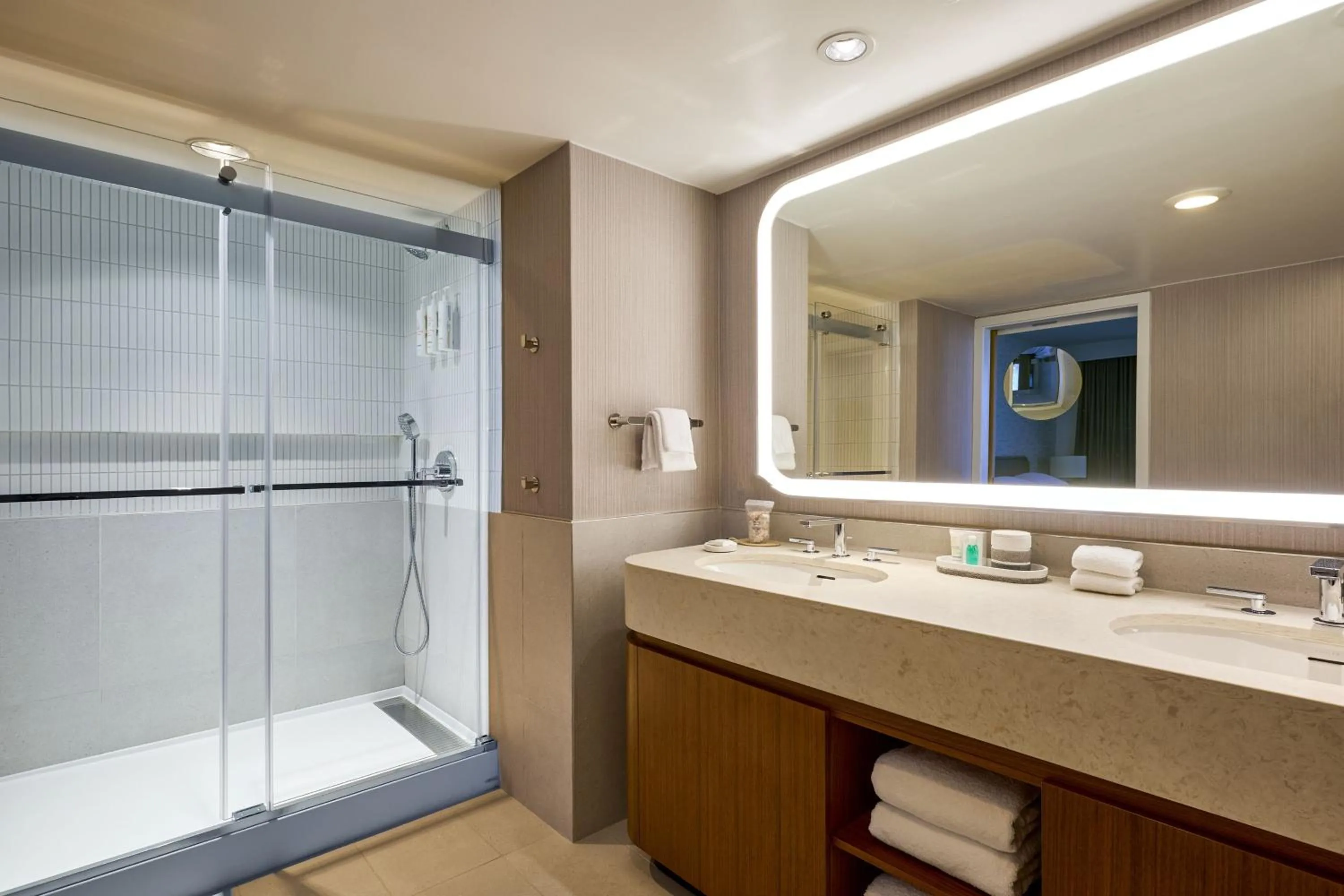 Photo of the whole room in Marriott Long Beach Downtown