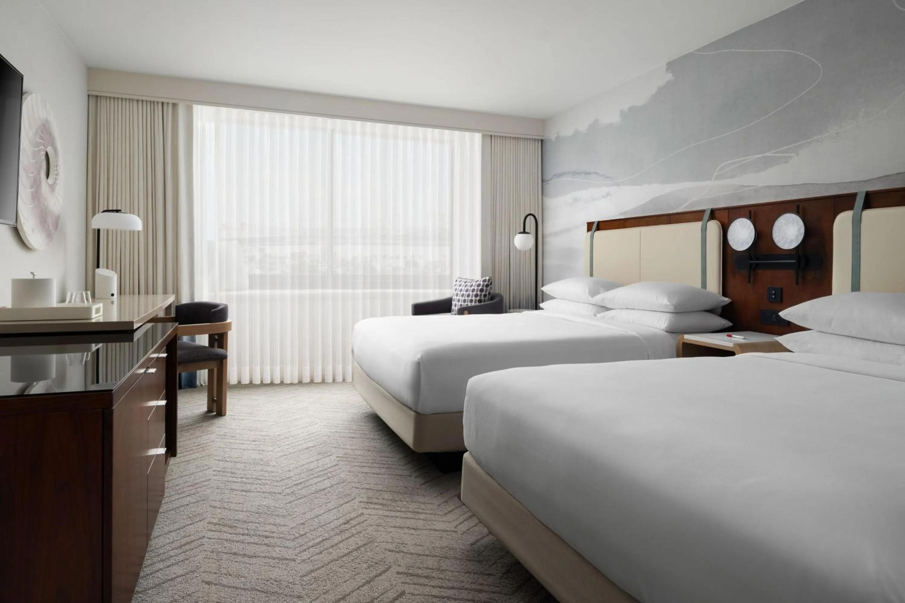 Photo of the whole room, Bed in Marriott Long Beach Downtown