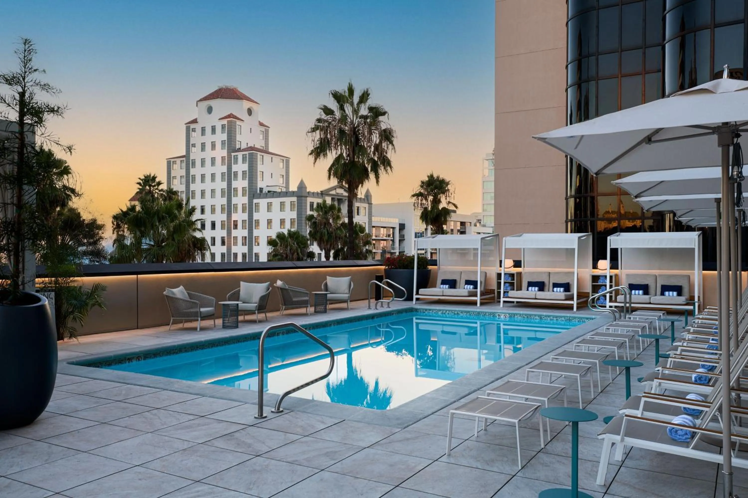 Swimming pool in Marriott Long Beach Downtown