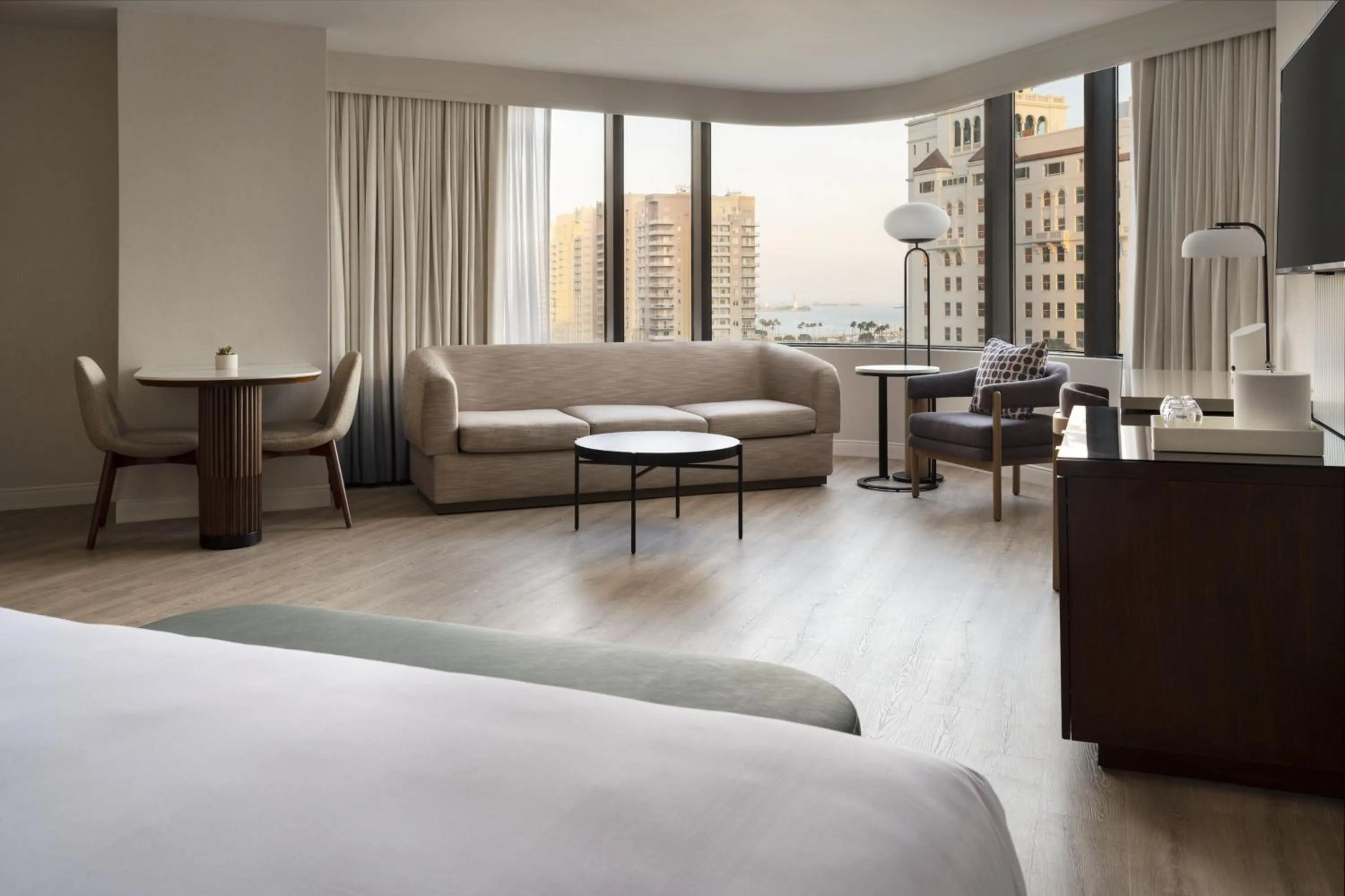 Photo of the whole room, Bed in Marriott Long Beach Downtown