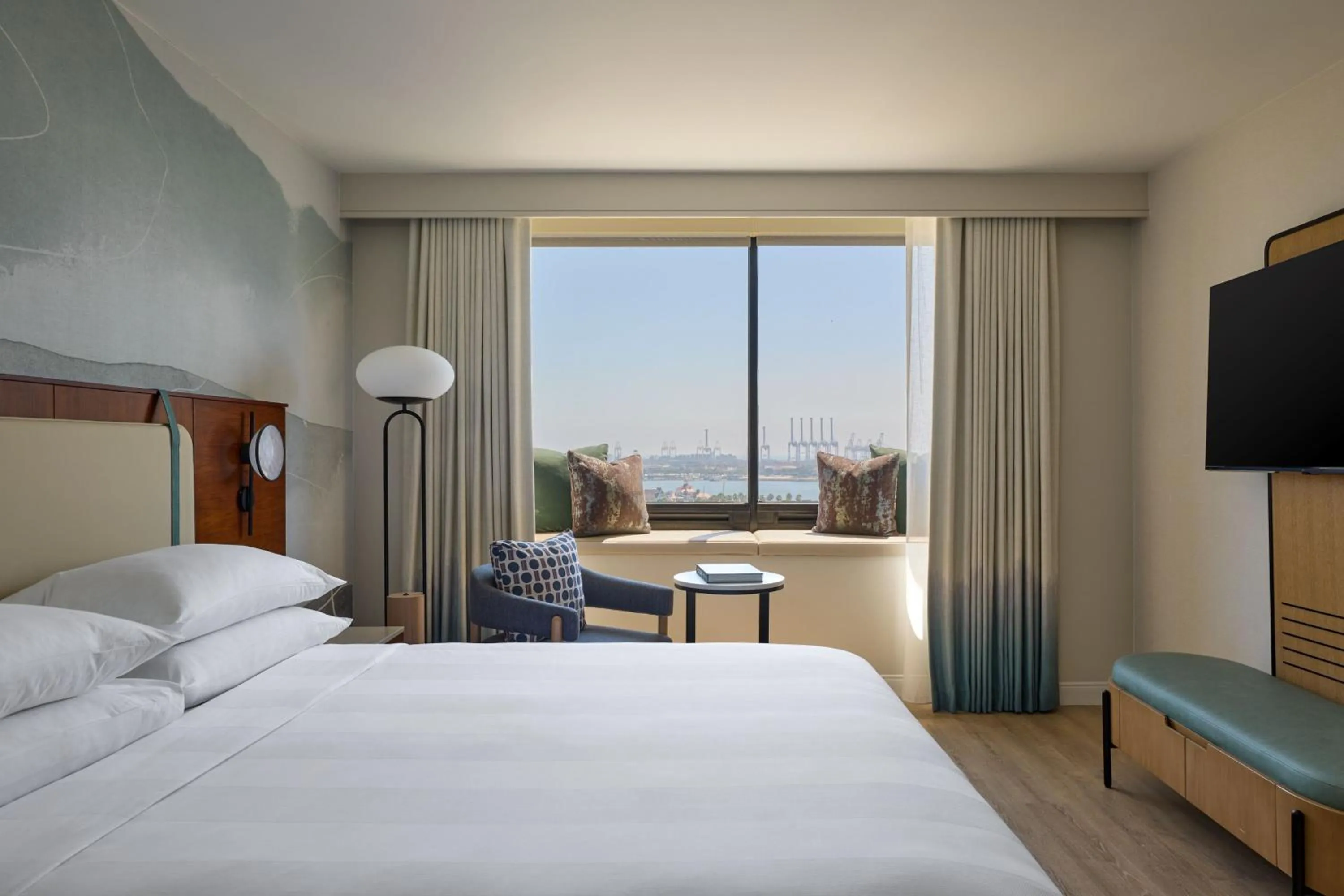 Photo of the whole room, Bed in Marriott Long Beach Downtown