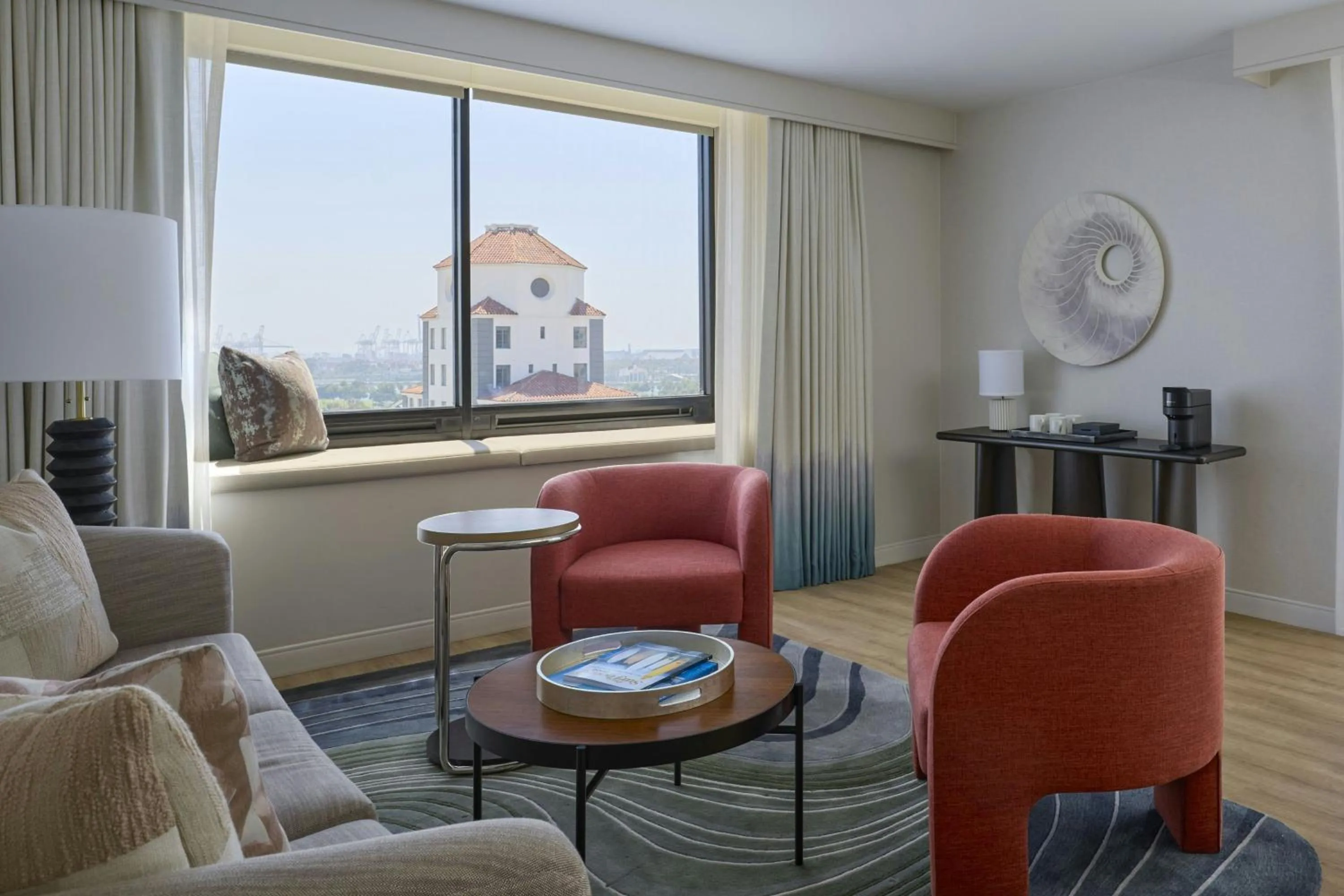 Living room in Marriott Long Beach Downtown