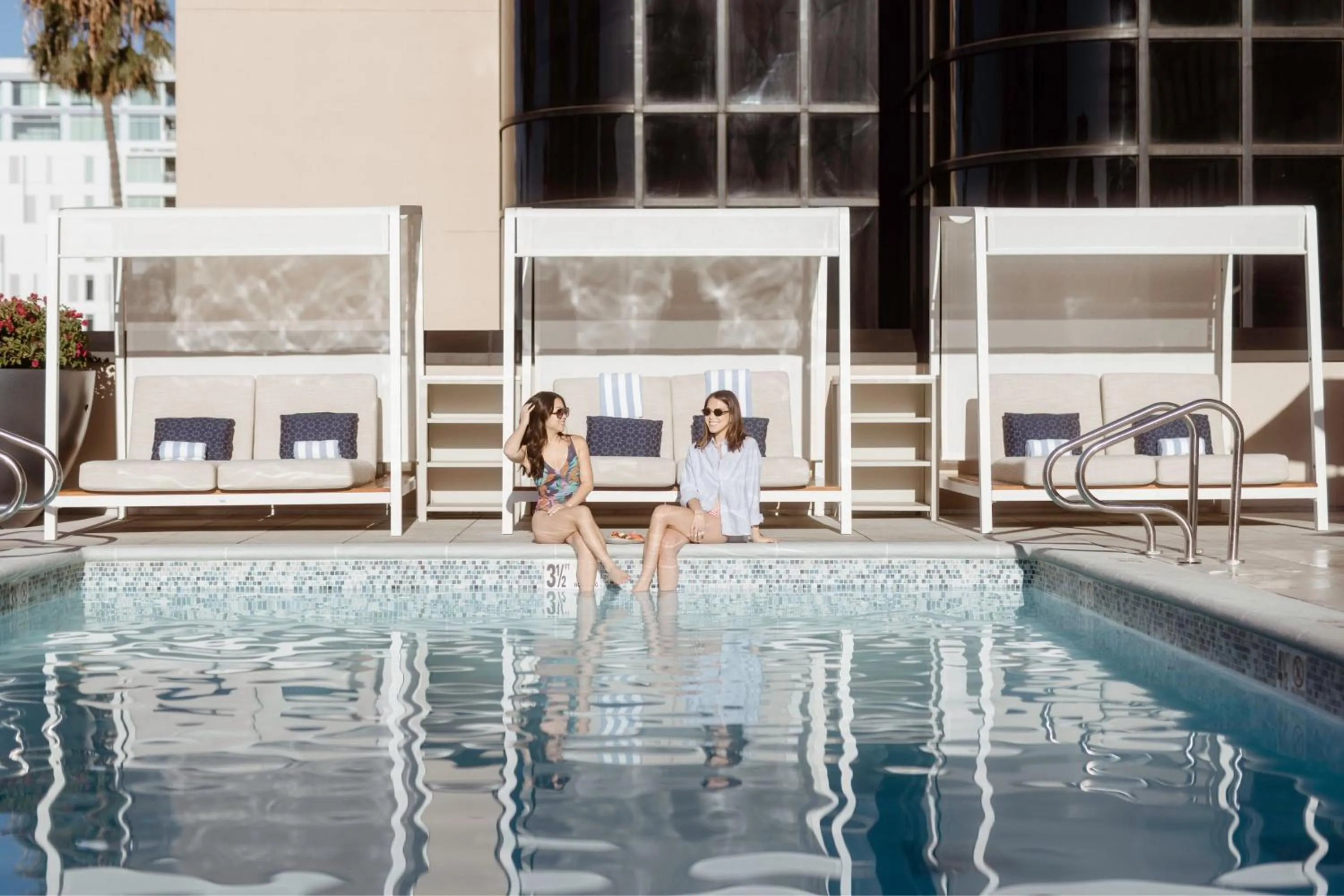Swimming pool in Marriott Long Beach Downtown
