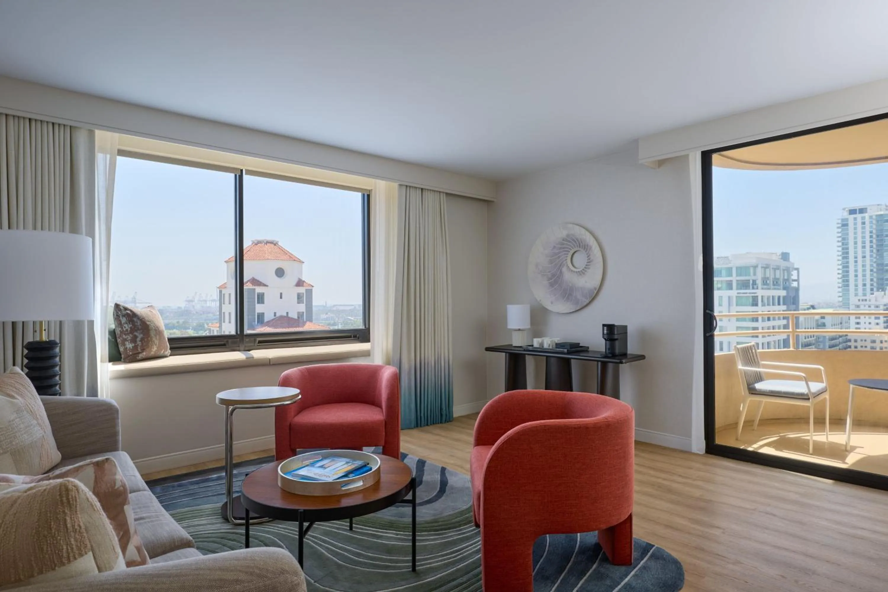 Living room in Marriott Long Beach Downtown