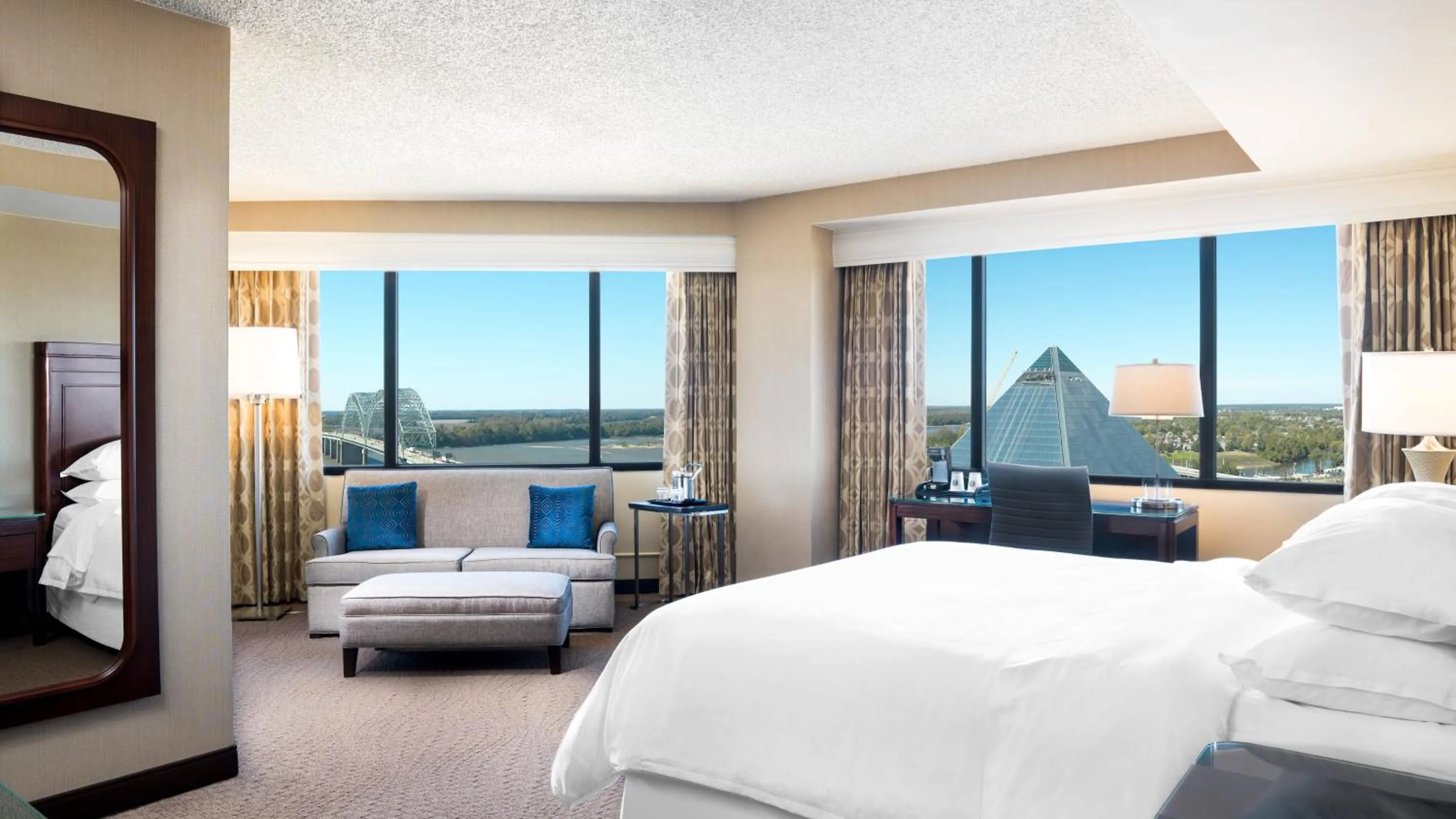 Bedroom, Bed in Sheraton Memphis Downtown Hotel