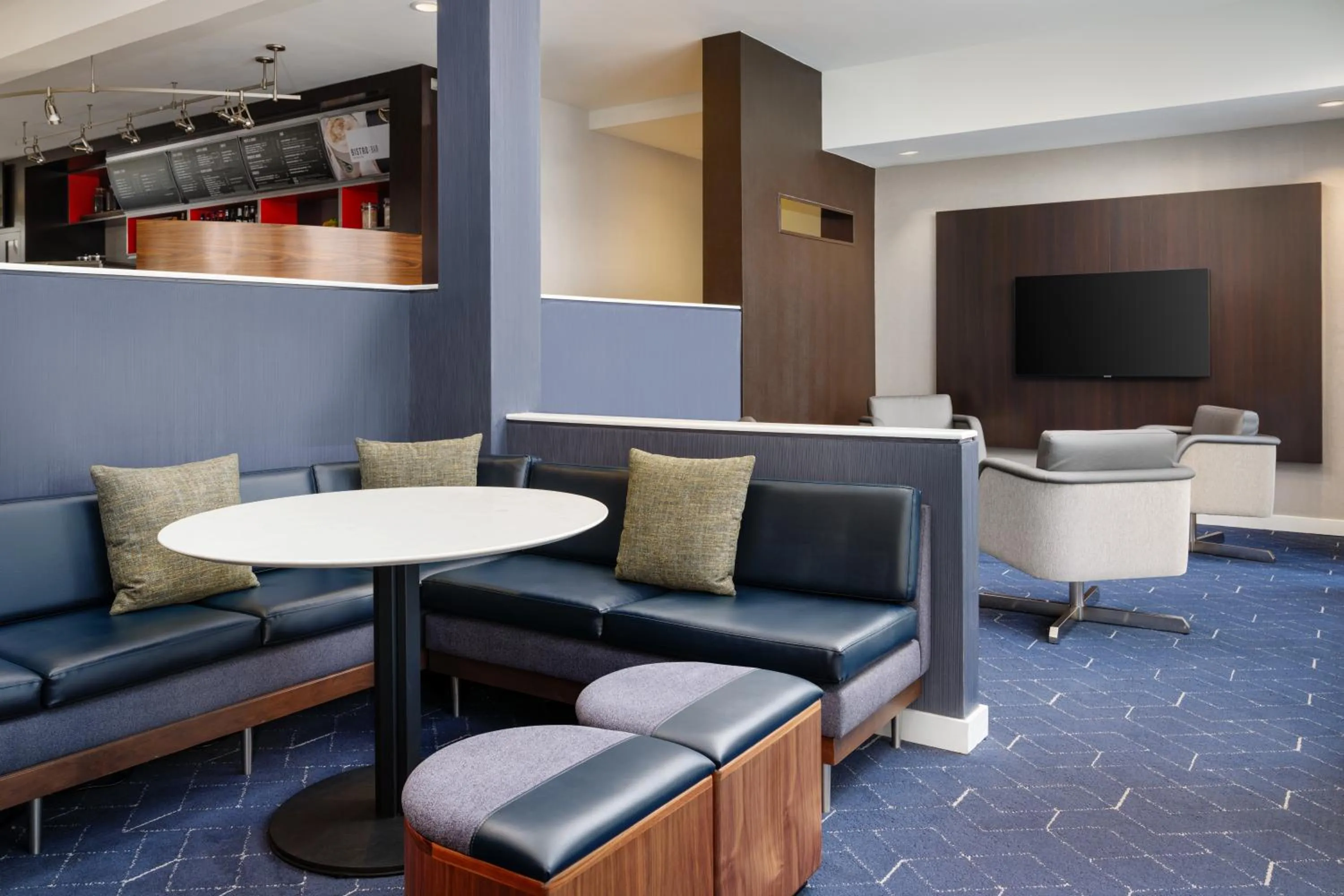 Seating area in Courtyard by Marriott Little Rock West