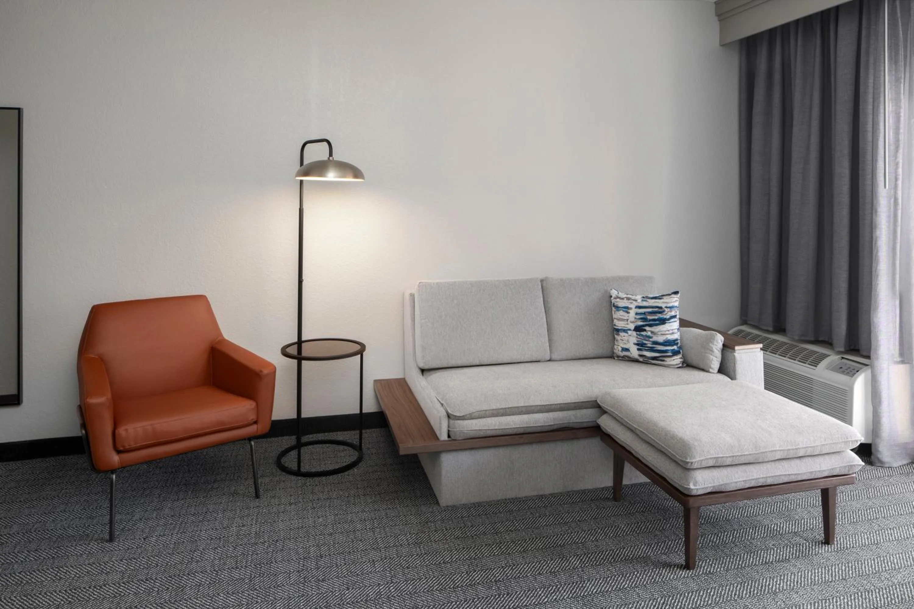 Seating area in Courtyard by Marriott Little Rock West