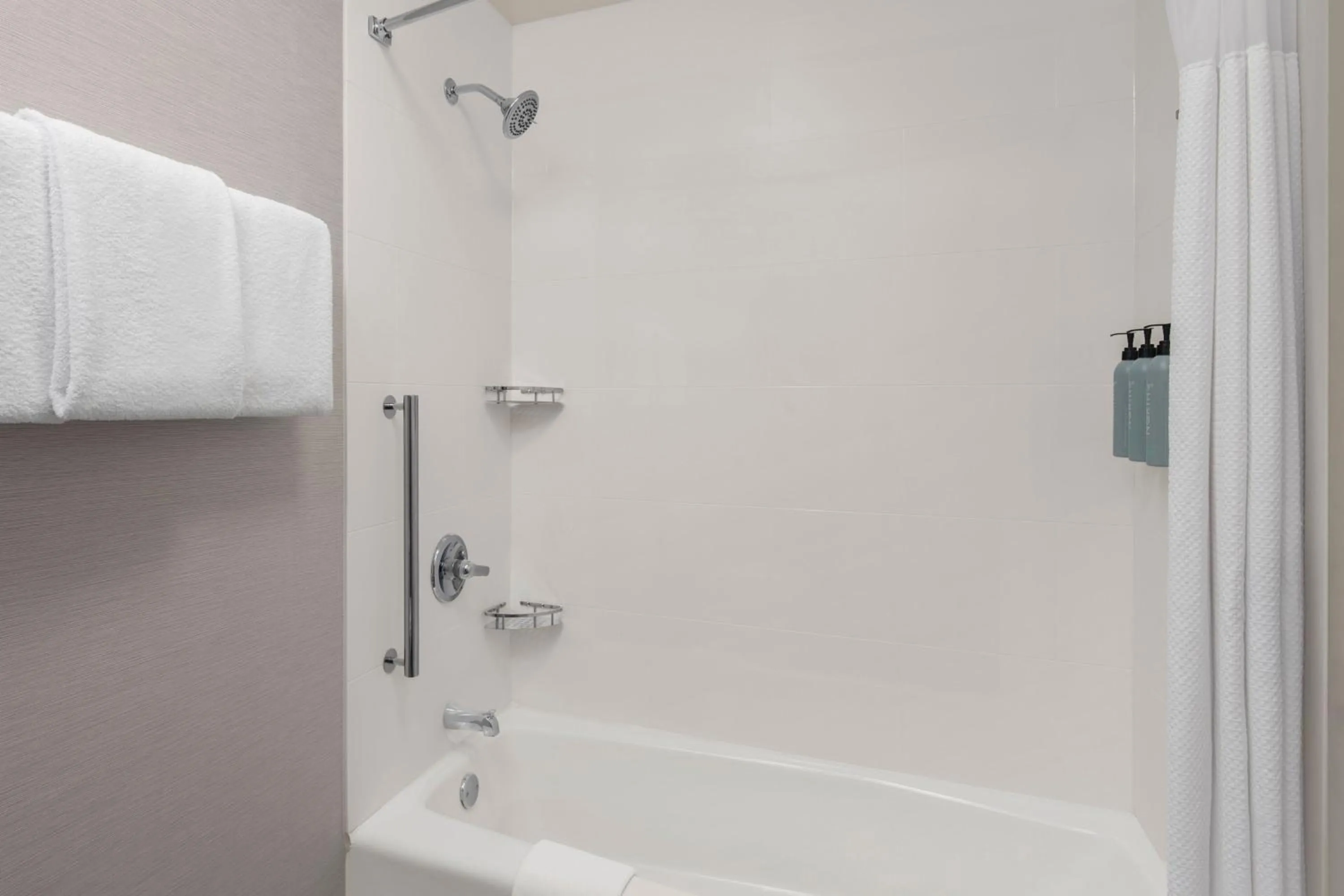 Bathroom in Courtyard by Marriott Little Rock West