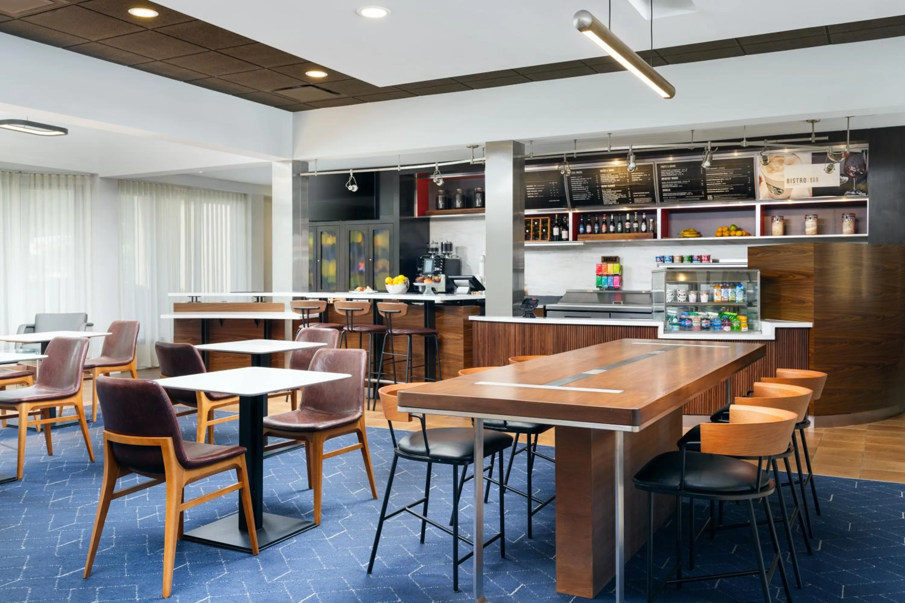 Dining area in Courtyard by Marriott Little Rock West