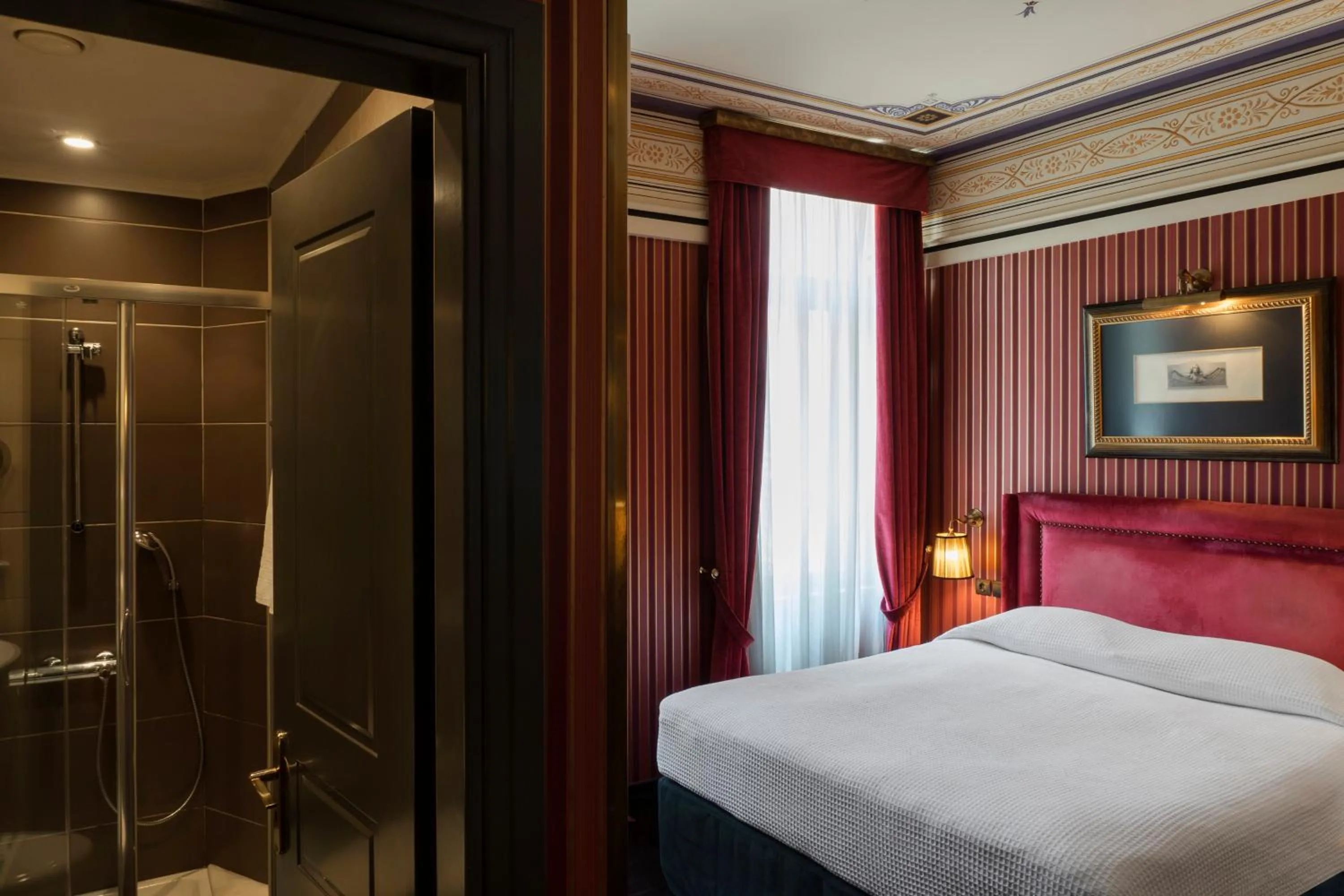 Shower, Bed in Maison Grecque Hotel Extraordinaire