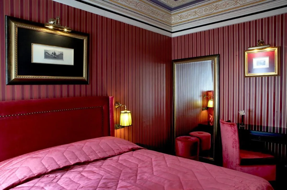 Bed in Maison Grecque Hotel Extraordinaire