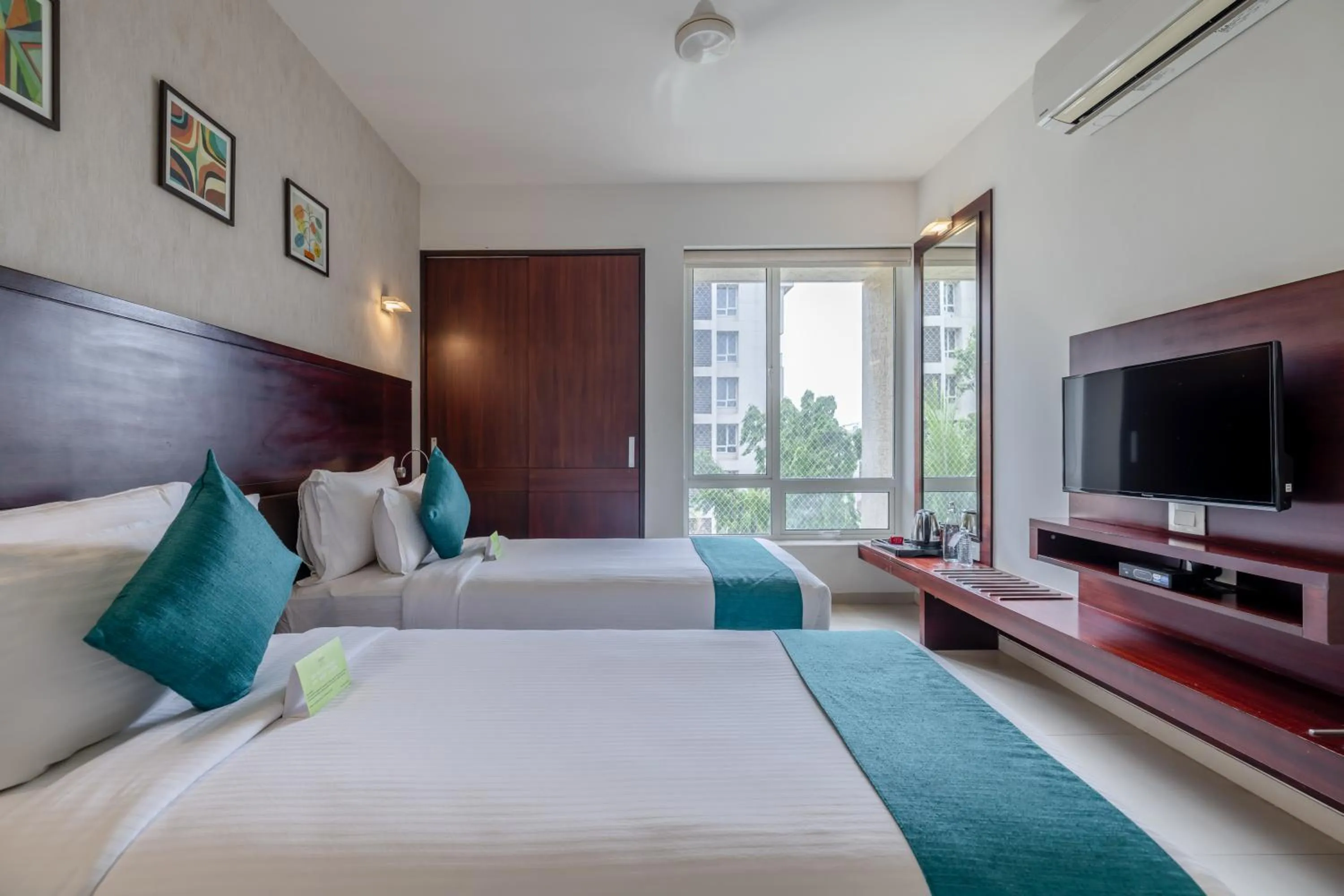 TV and multimedia, Bed in Quality Inn Patria Suites, Rajkot