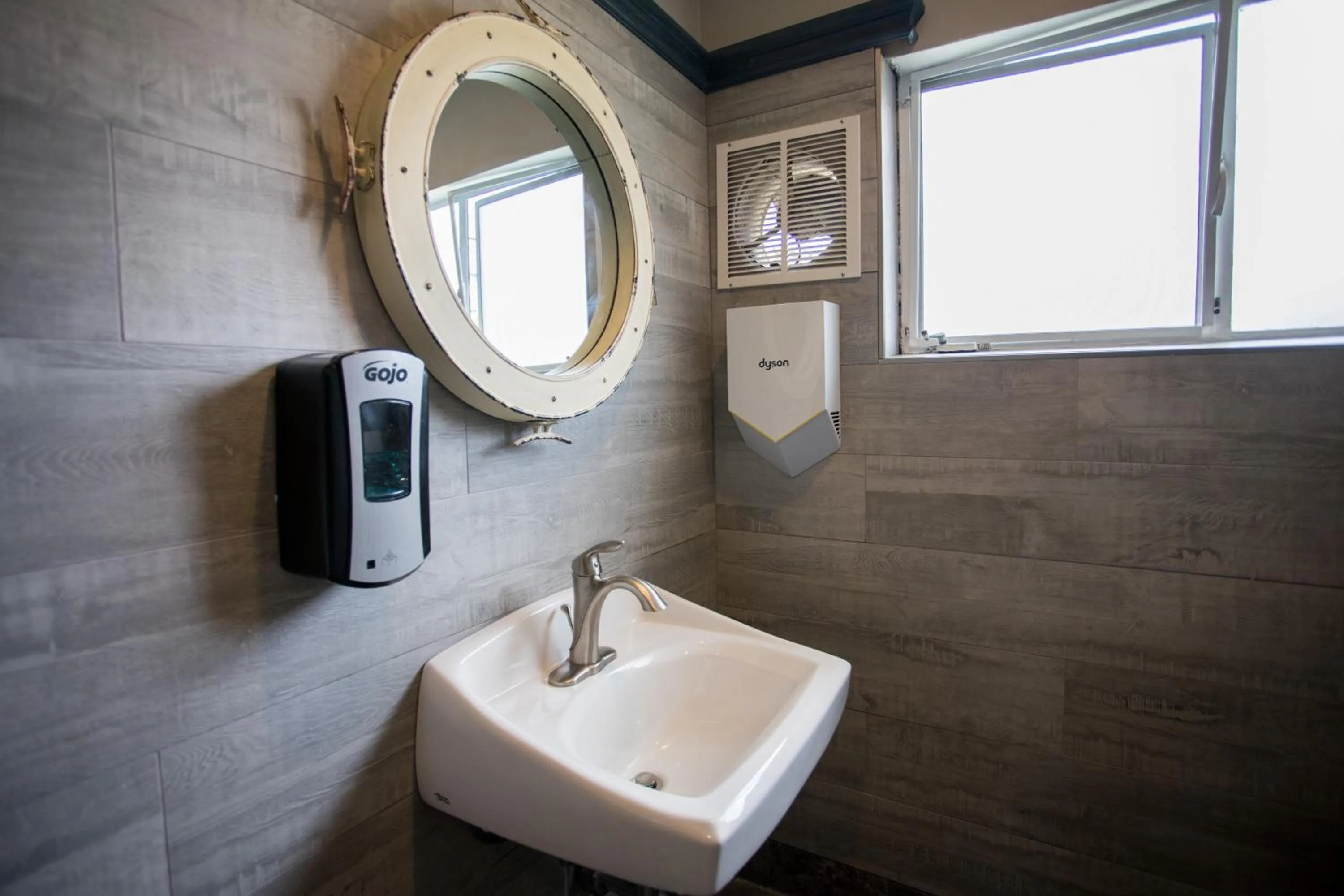 Shower in Ocean Park Hotel