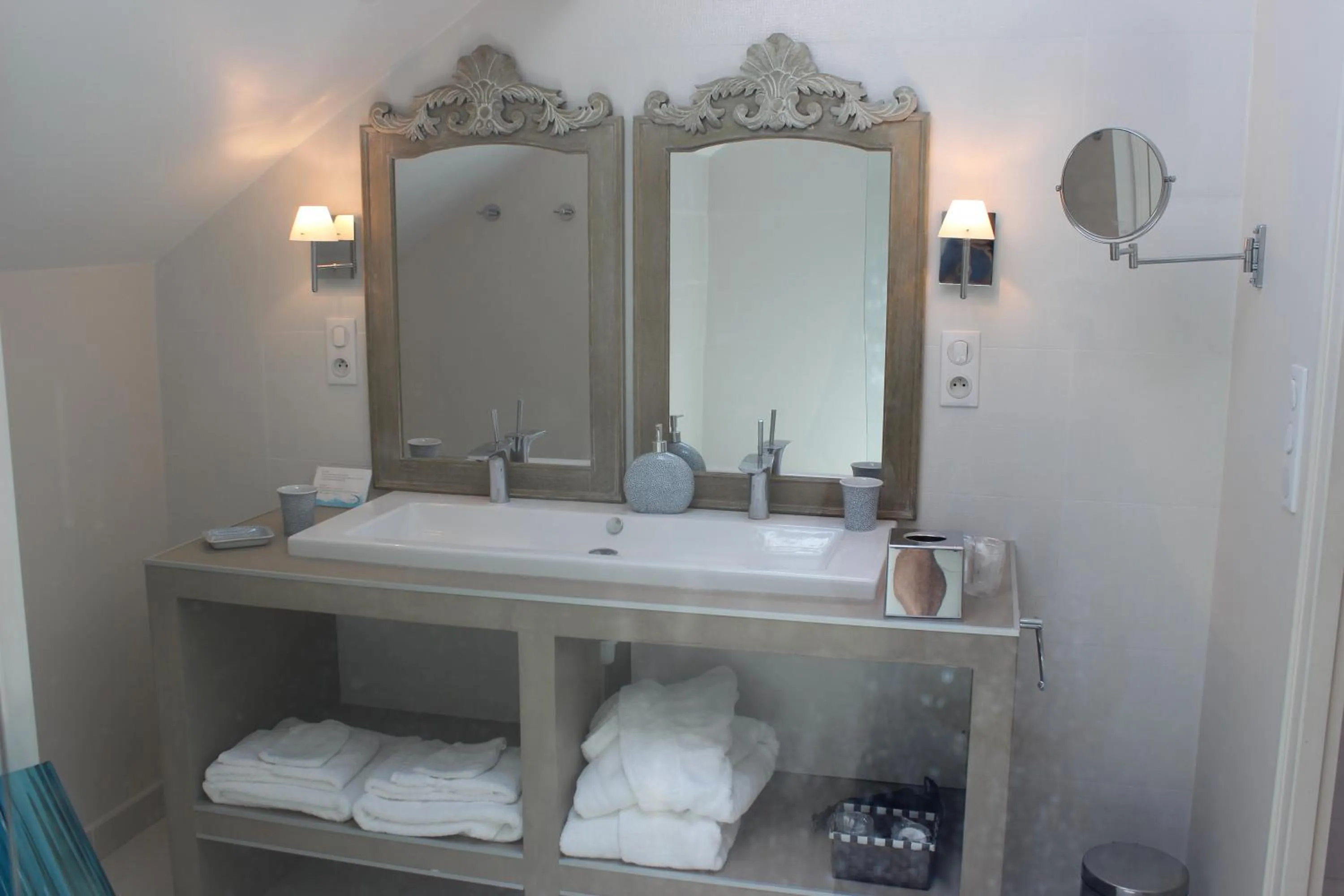 Bathroom in Château de Courtebotte