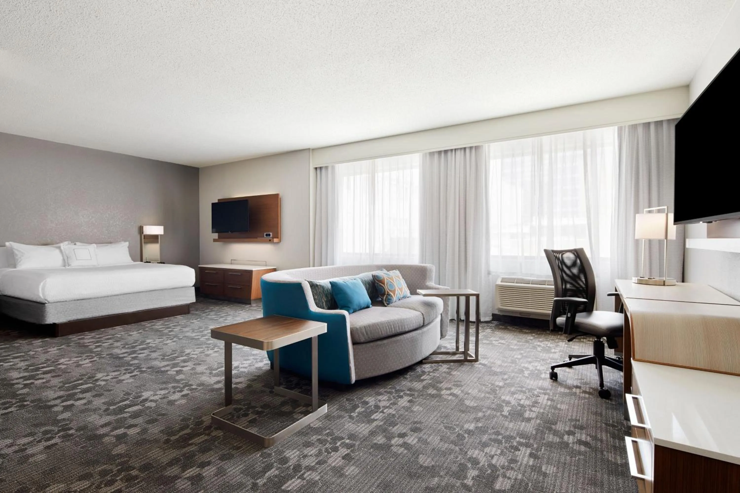 Photo of the whole room, Bed in Courtyard Milwaukee Downtown