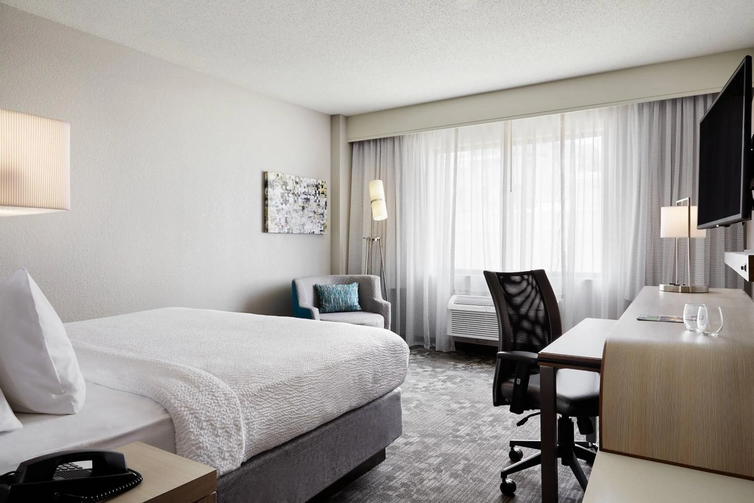 Photo of the whole room, Bed in Courtyard Milwaukee Downtown