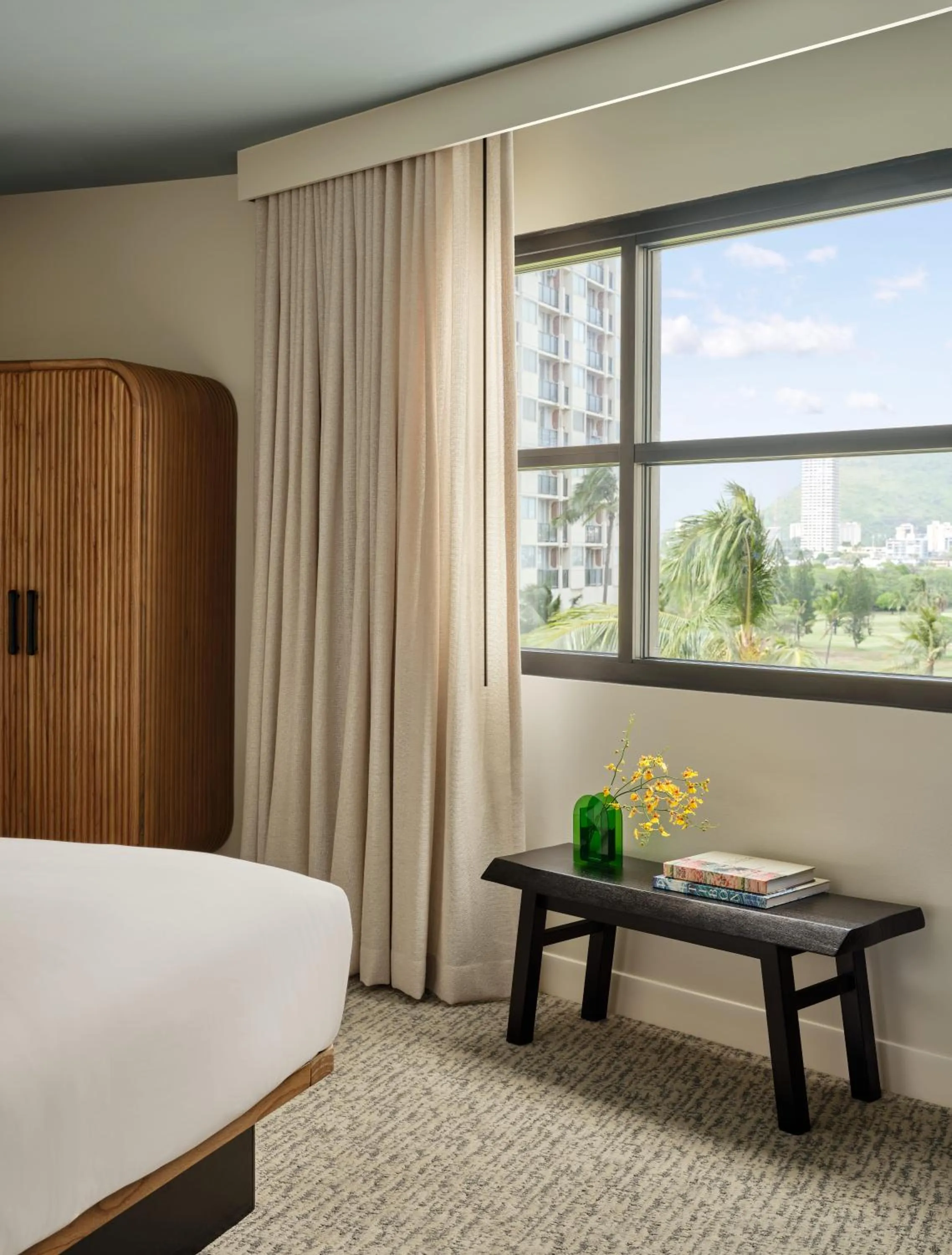 Bed in Romer House Waikiki