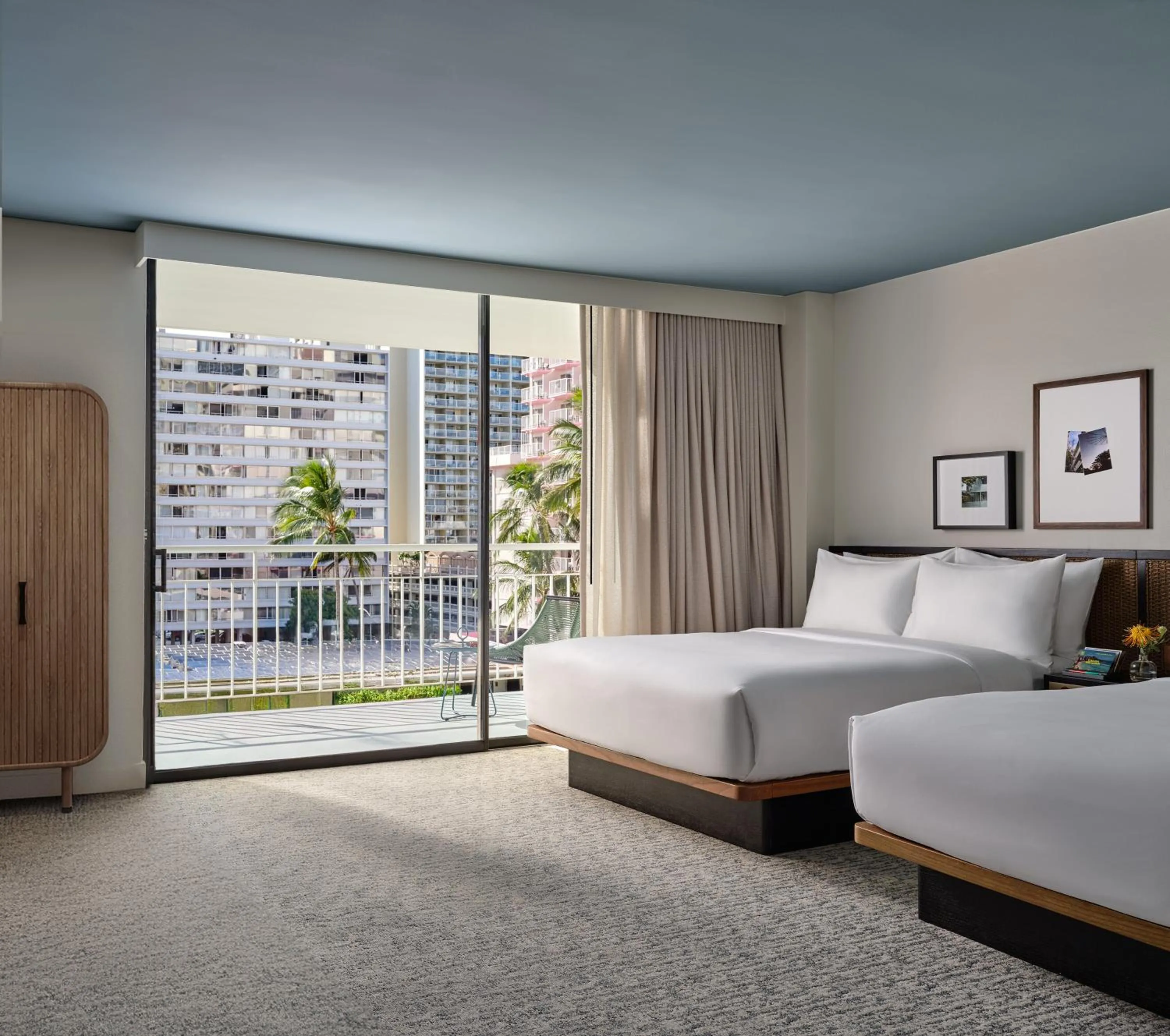 Bed in Romer House Waikiki