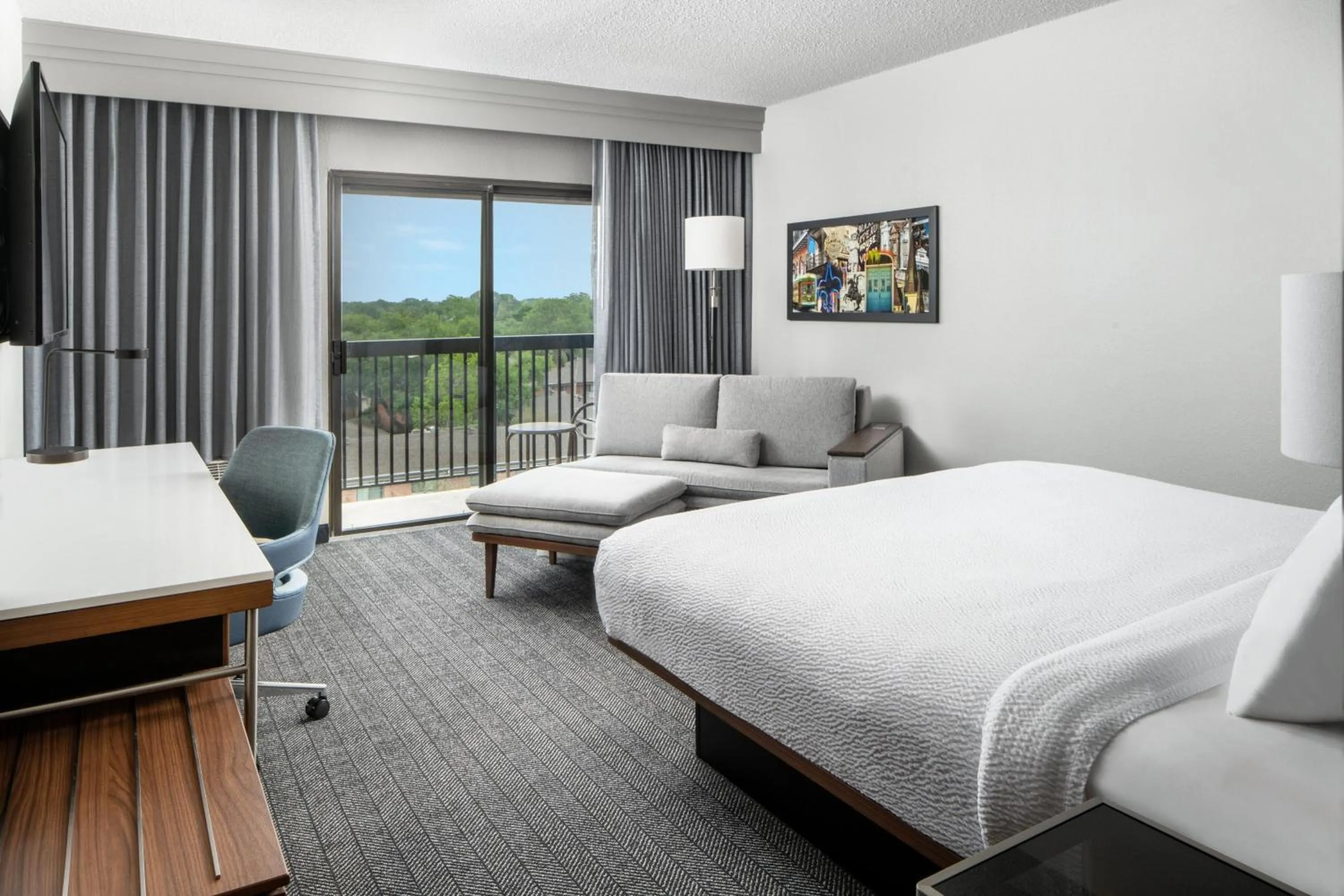 Photo of the whole room, Bed in Courtyard by Marriott New Orleans Metairie