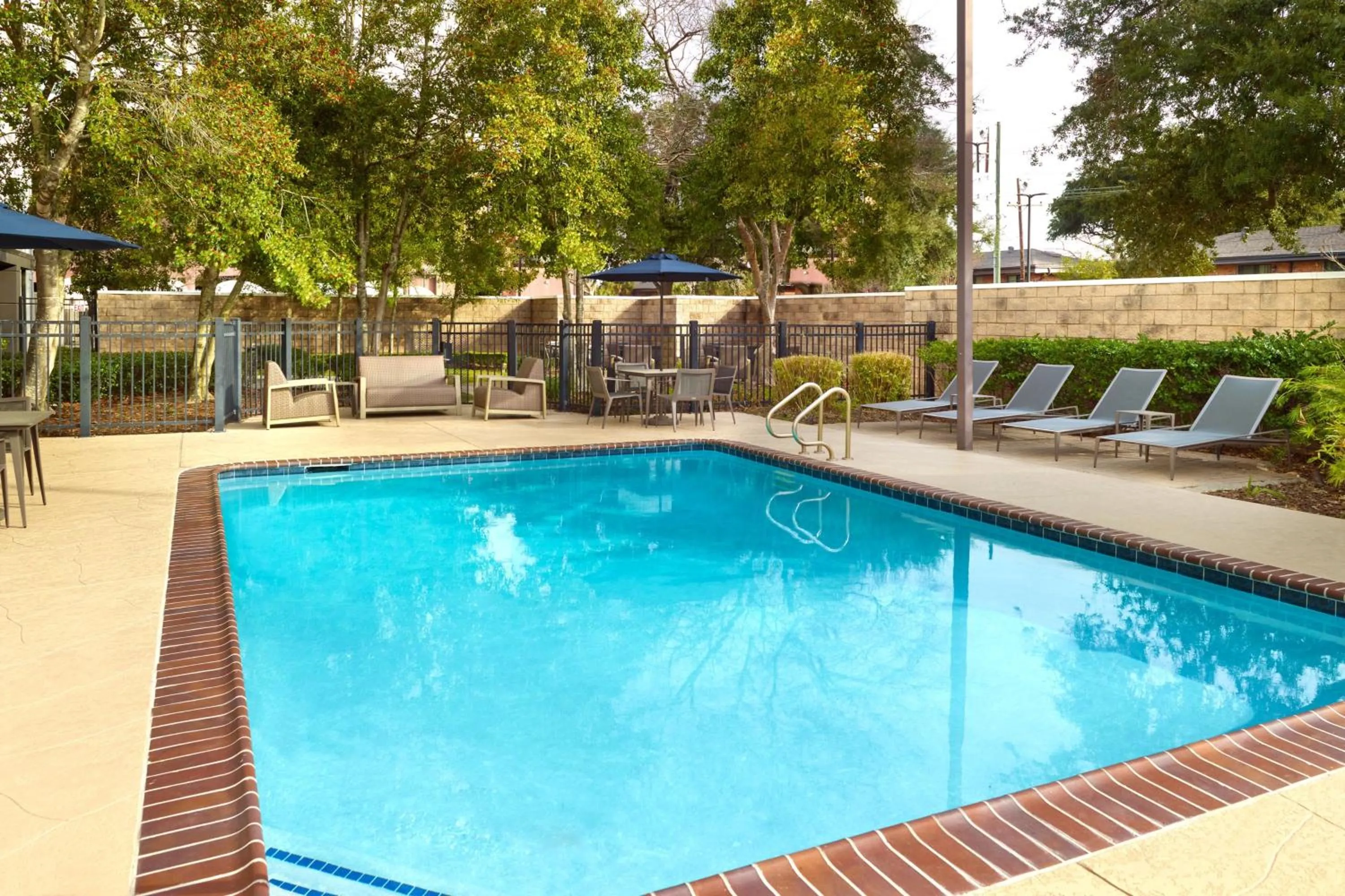 Swimming pool in Courtyard by Marriott New Orleans Metairie