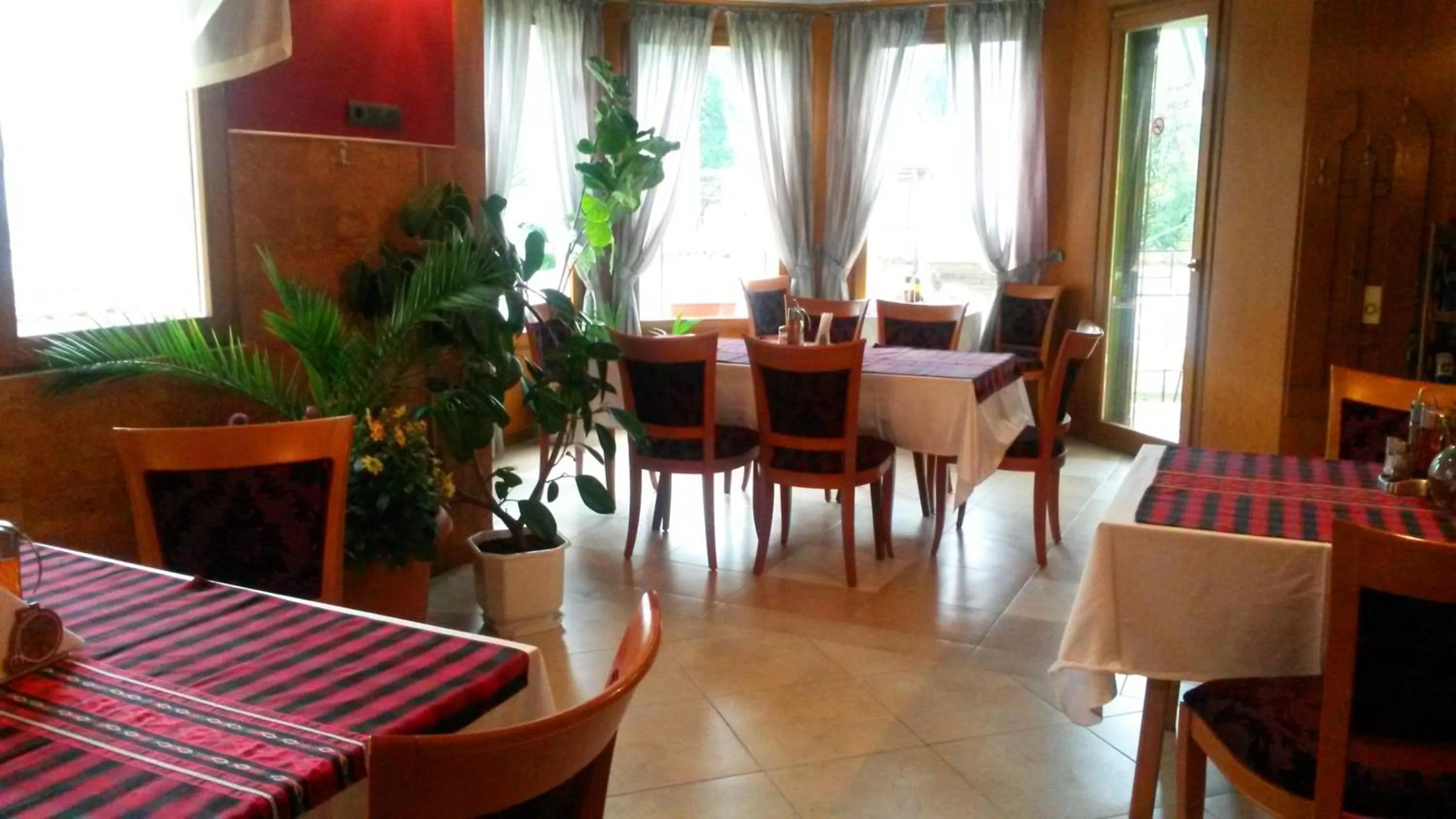Restaurant/places to eat in Family Hotel Sonata