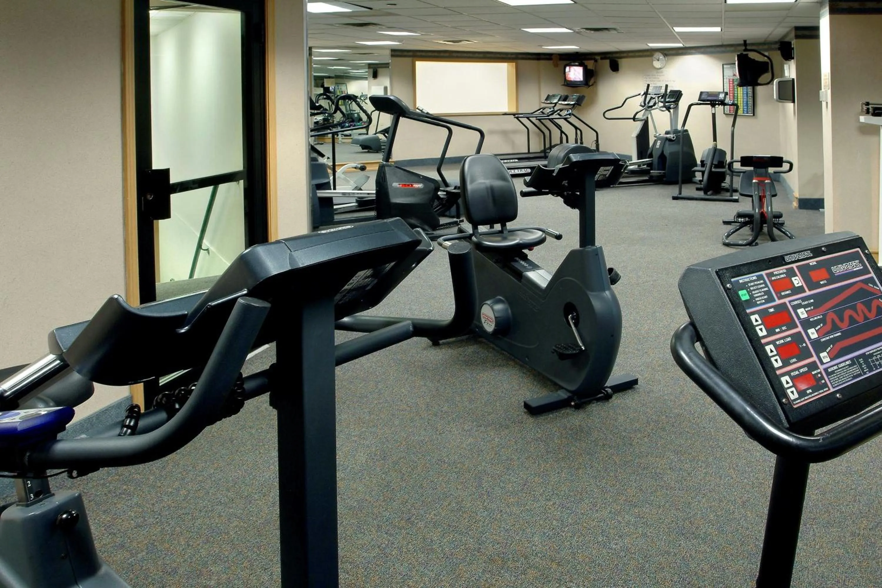 Fitness centre/facilities in Long Island Marriott Hotel