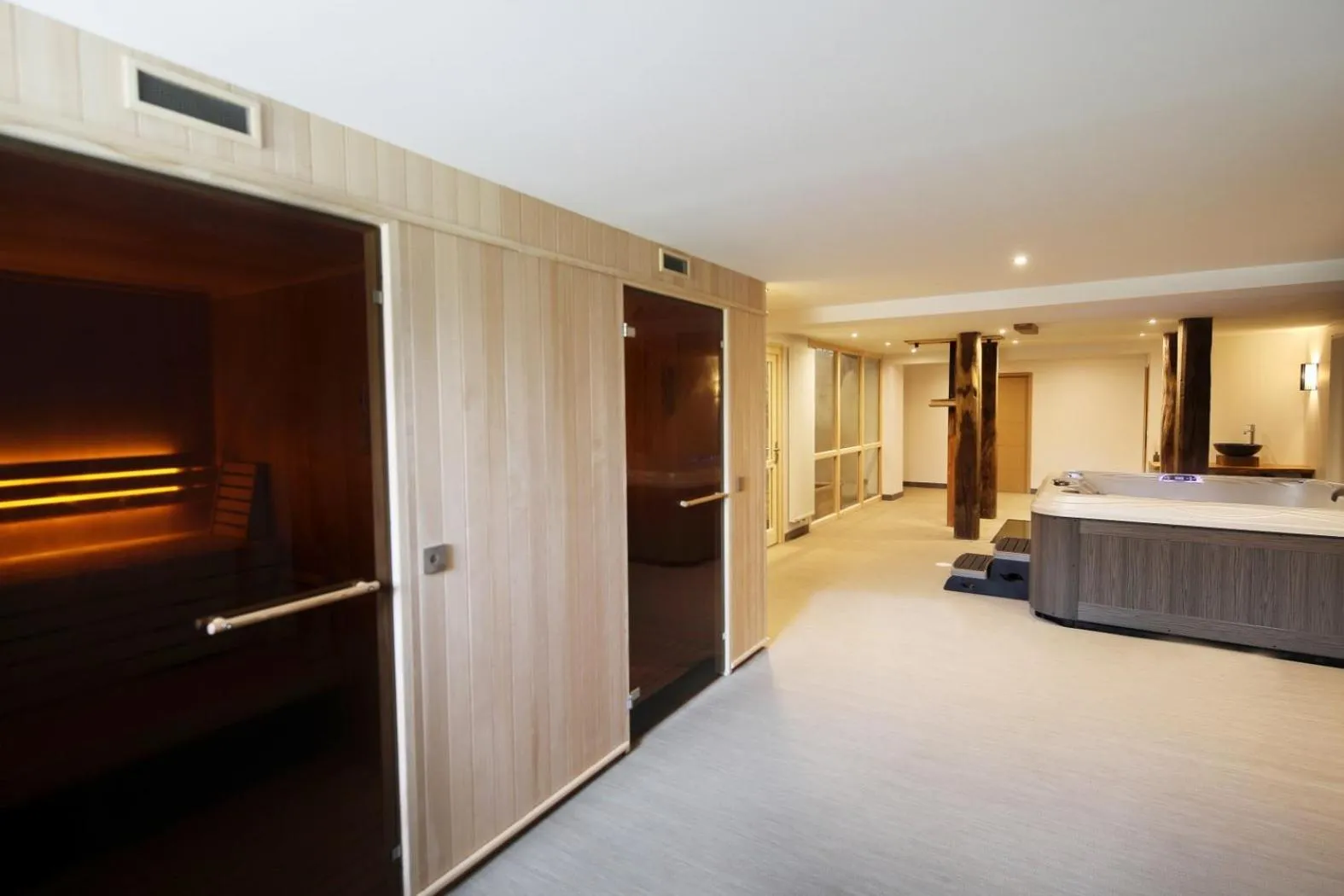 Hot Tub, Bed in Maison d'hôtes & SPA La Scierie