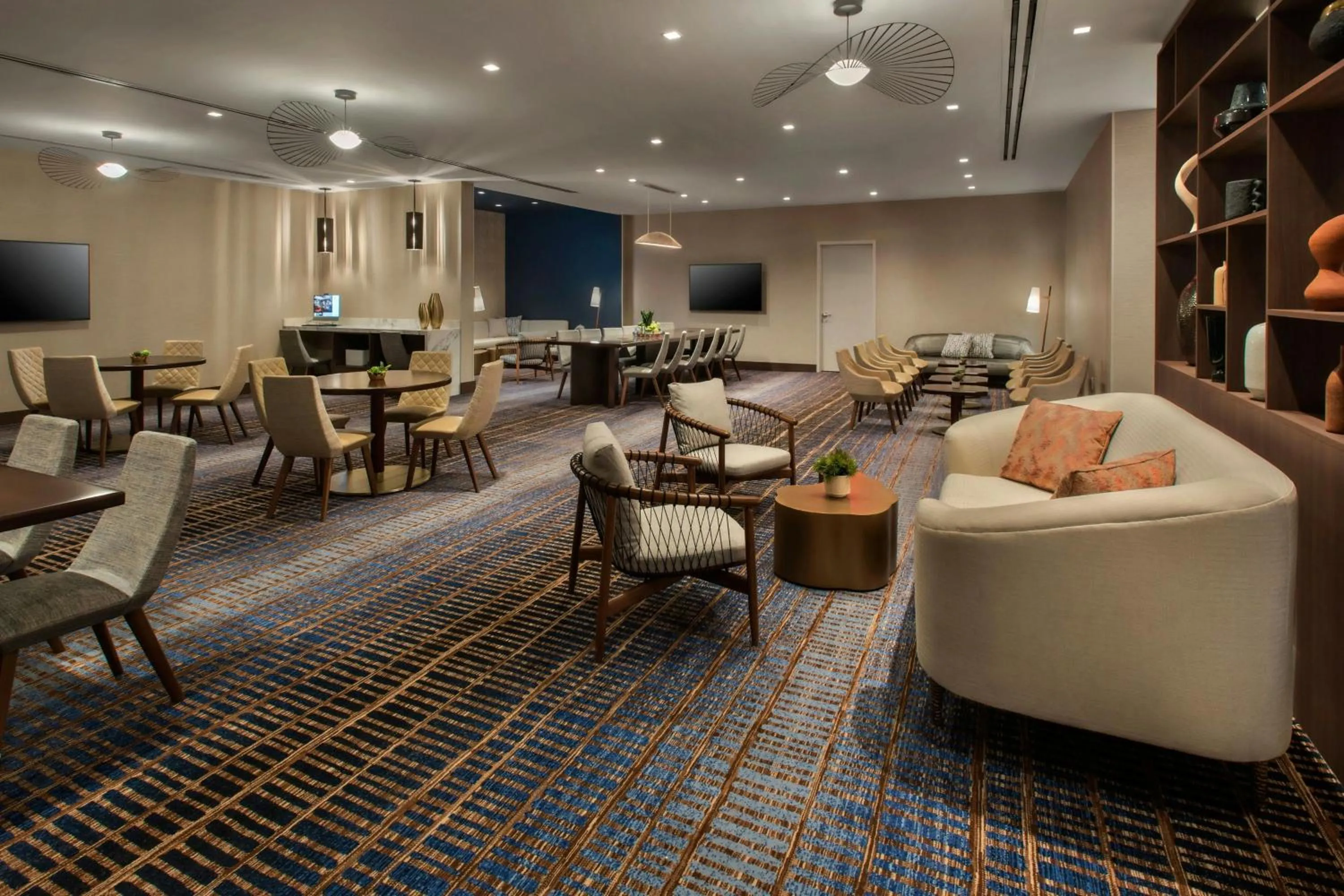 Lounge or bar in Westchester Marriott