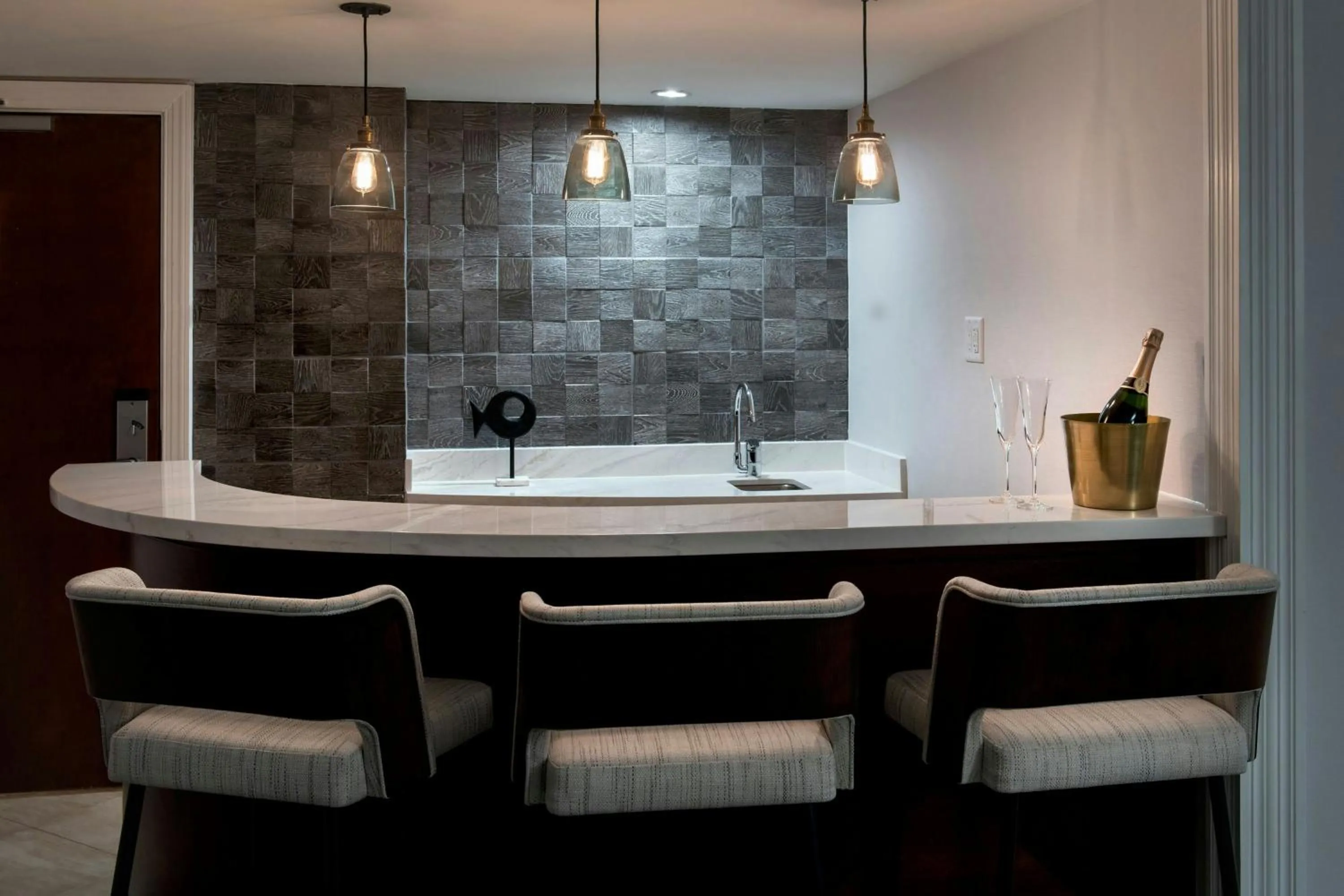 Lounge or bar in Westchester Marriott