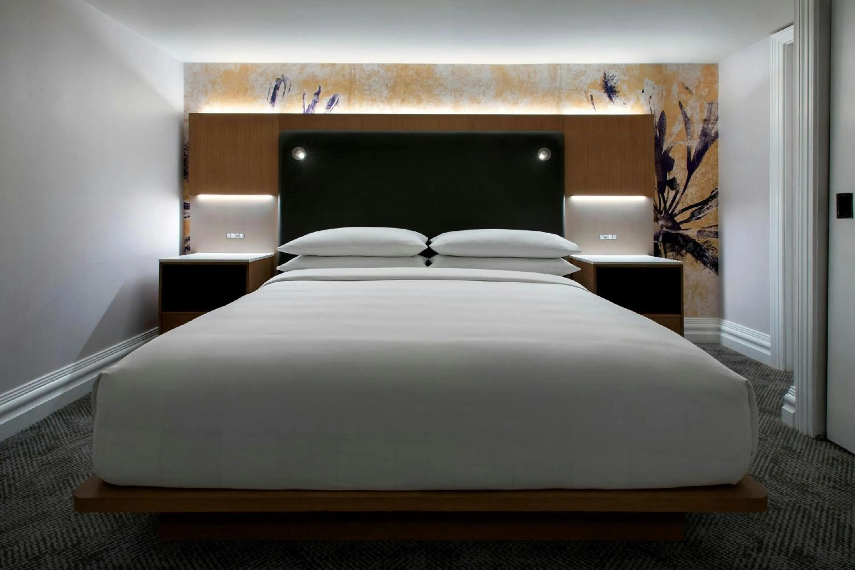 Photo of the whole room, Bed in Westchester Marriott