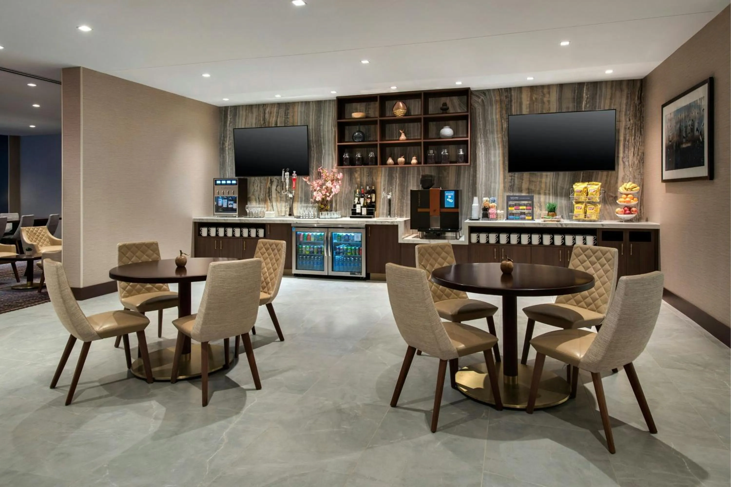 Lounge or bar in Westchester Marriott