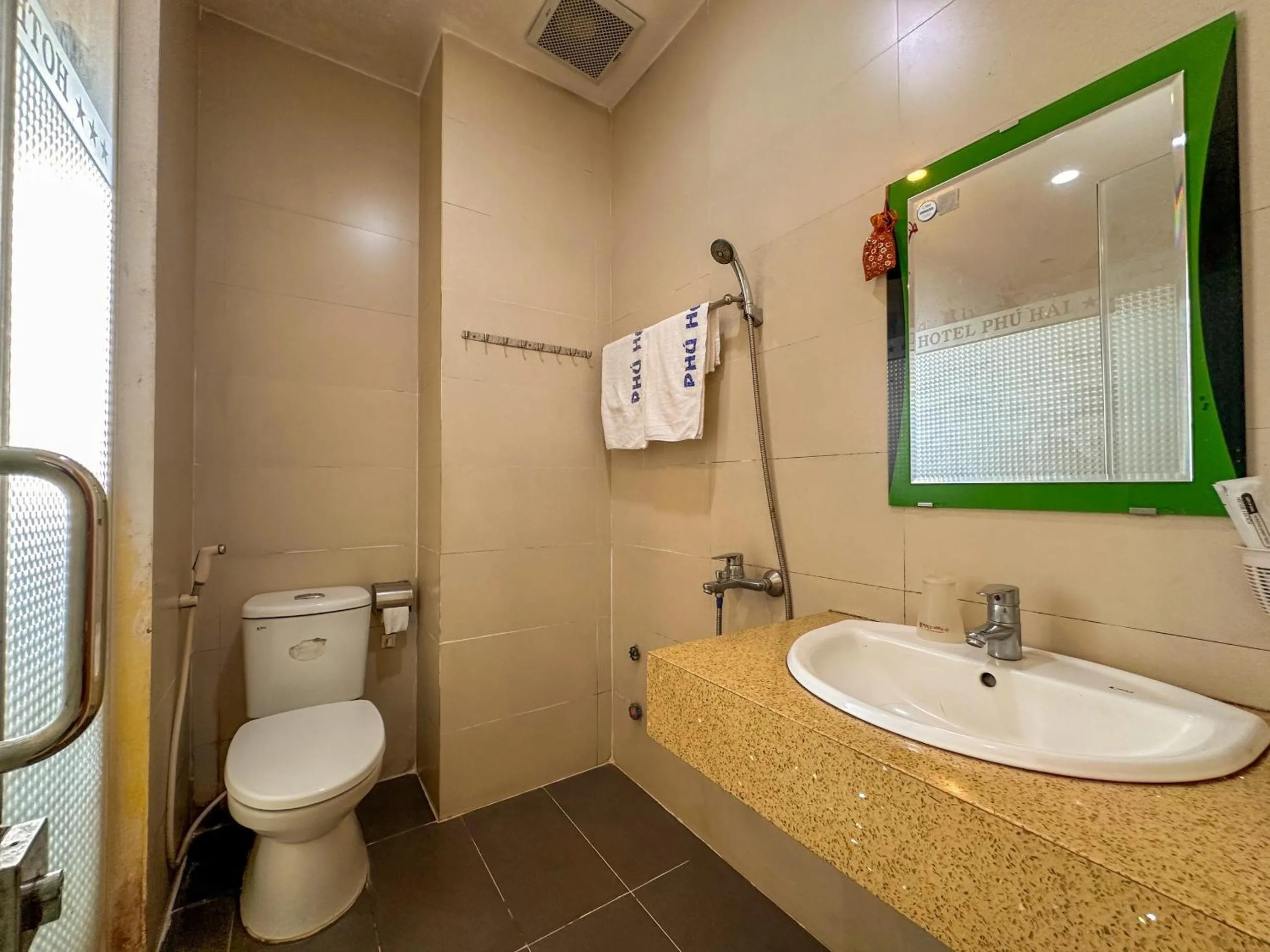 Shower in Hotel Phu Hai