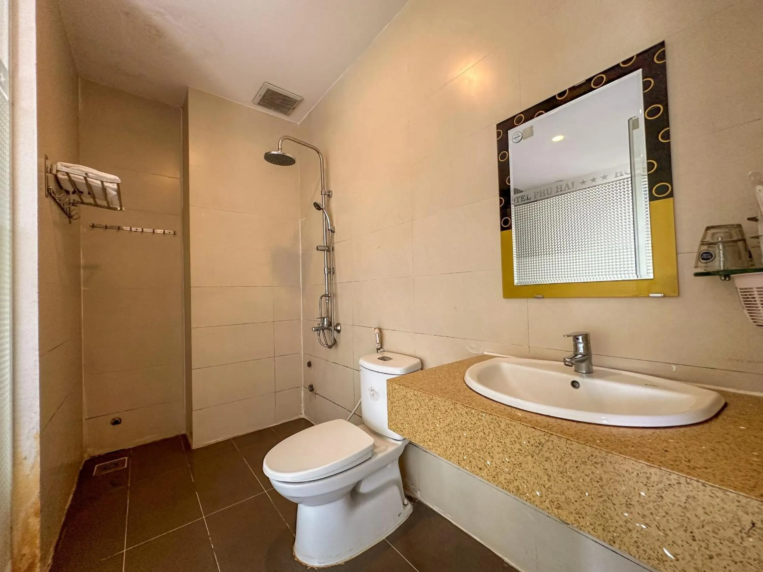 Shower in Hotel Phu Hai