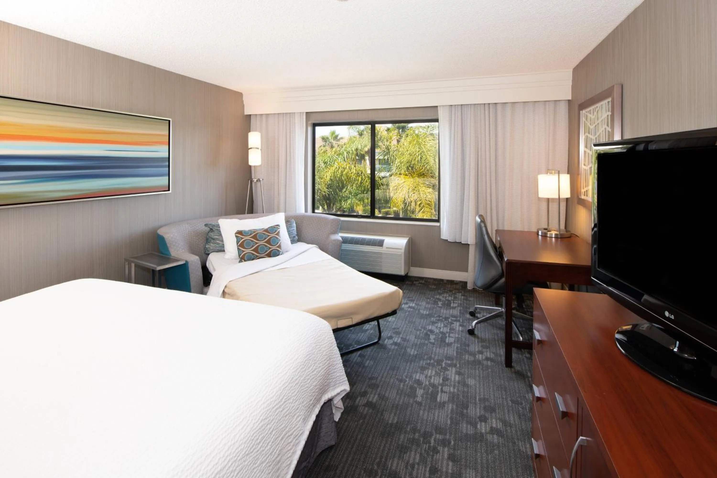 Photo of the whole room, Bed in Courtyard by Marriott Oakland Airport
