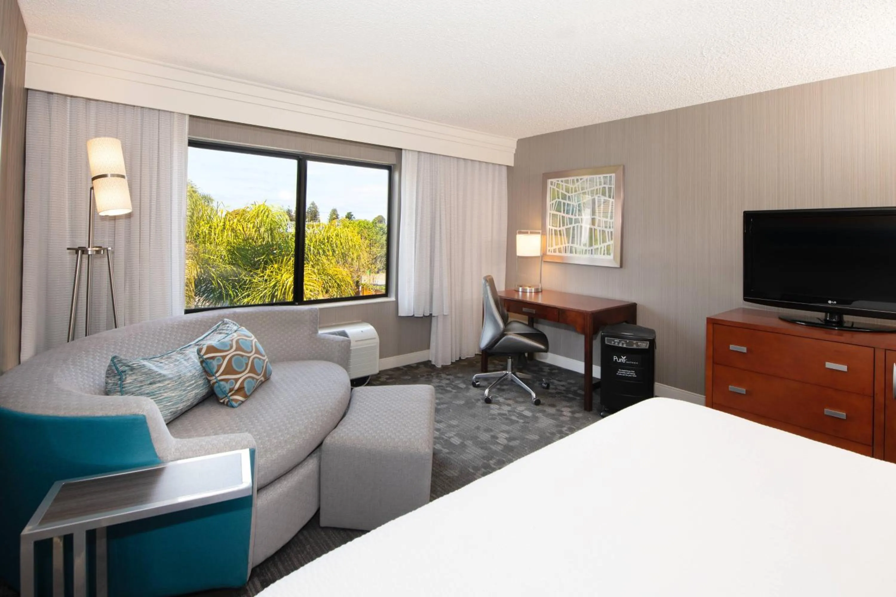 Living room, Bed in Courtyard by Marriott Oakland Airport