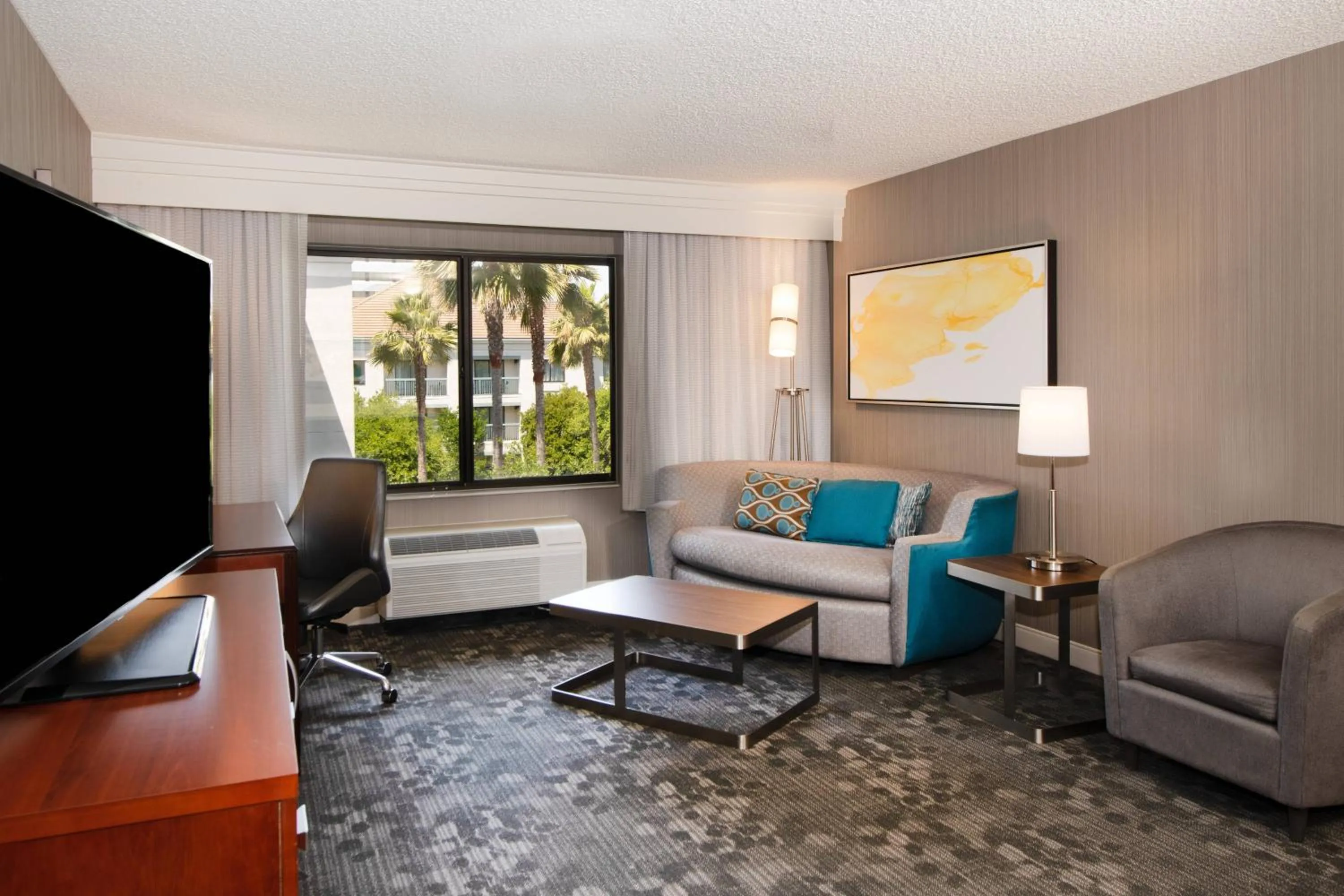 Living room in Courtyard by Marriott Oakland Airport