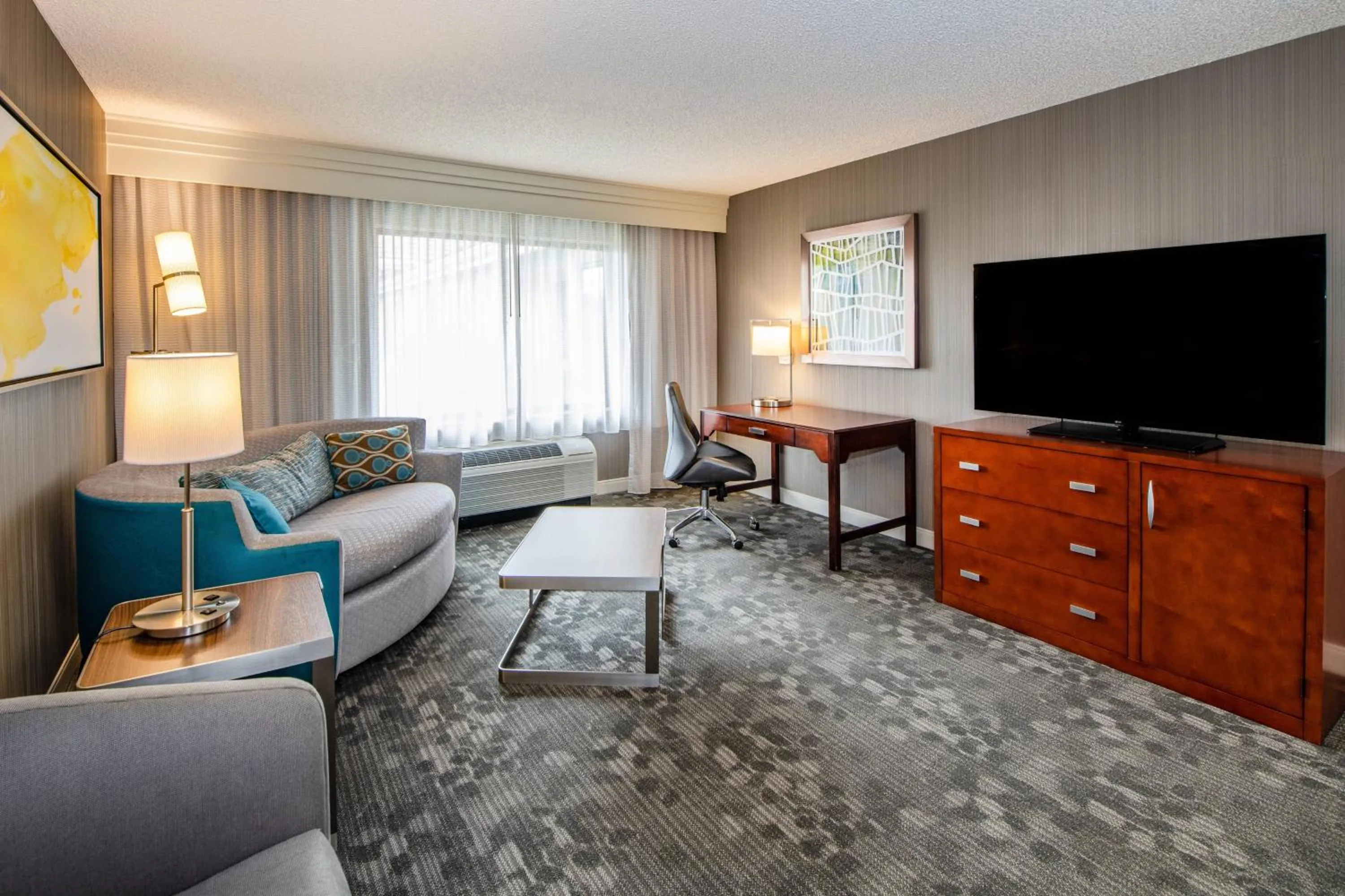 Living room in Courtyard by Marriott Oakland Airport