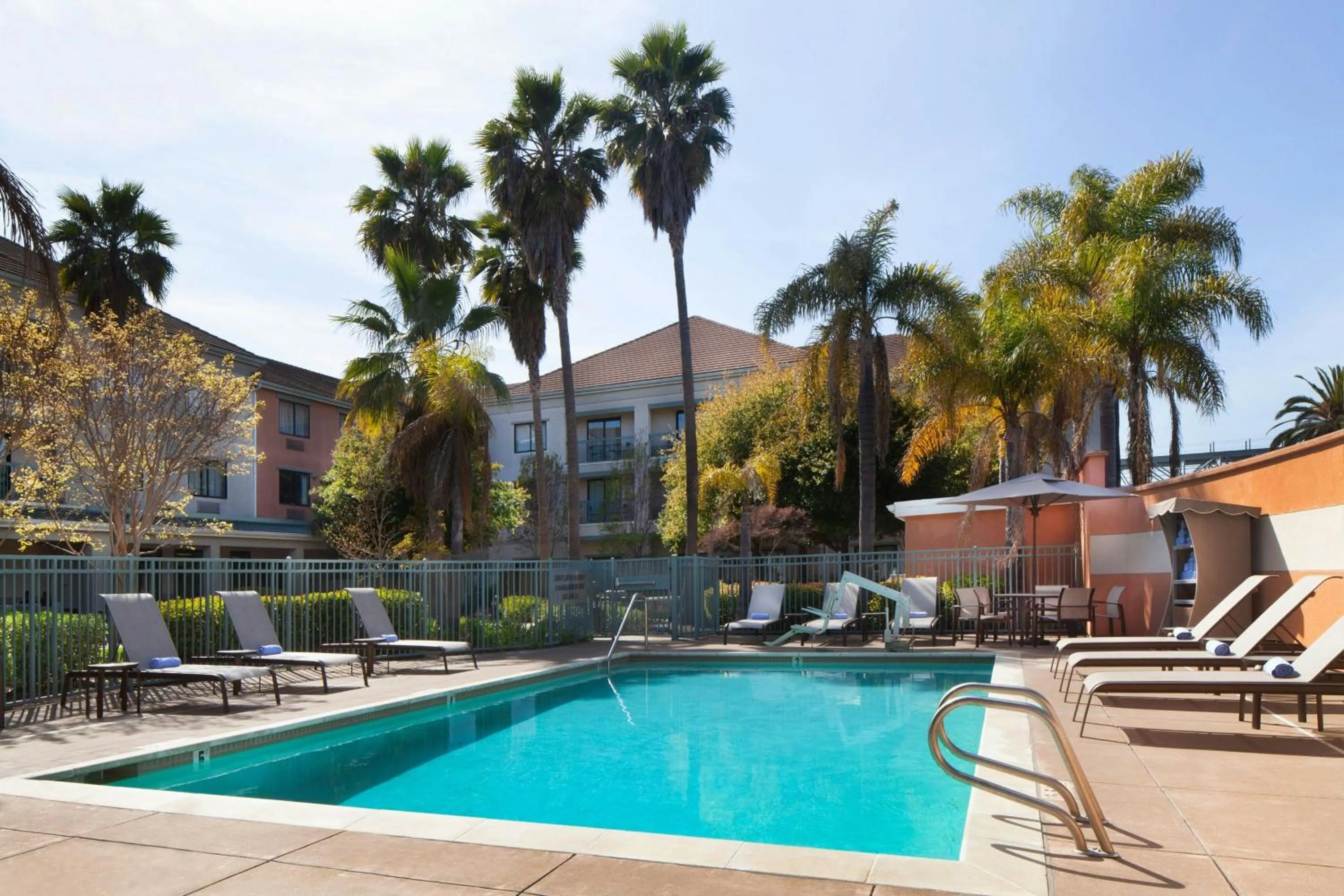 Swimming pool in Courtyard by Marriott Oakland Airport