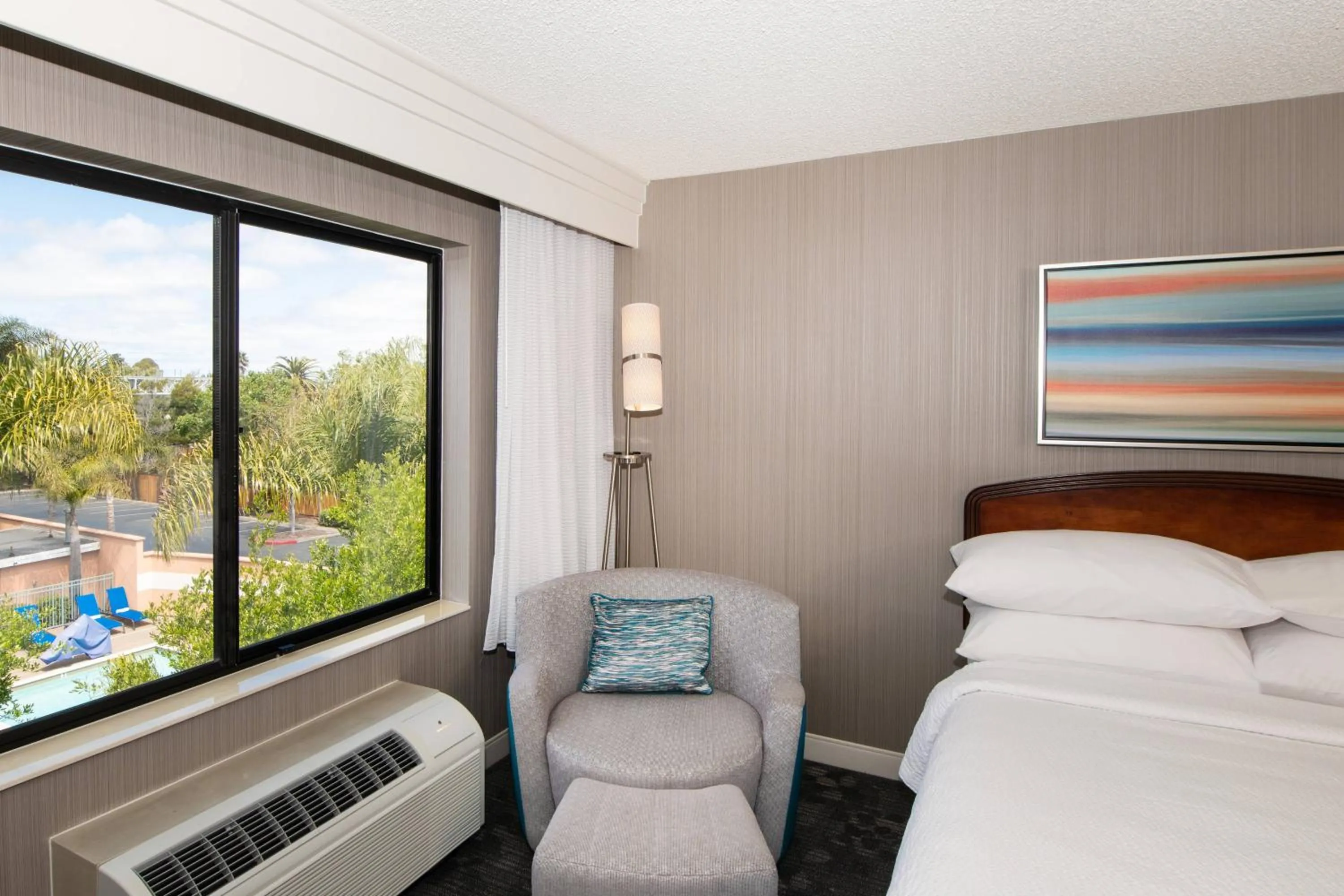 Photo of the whole room, Bed in Courtyard by Marriott Oakland Airport