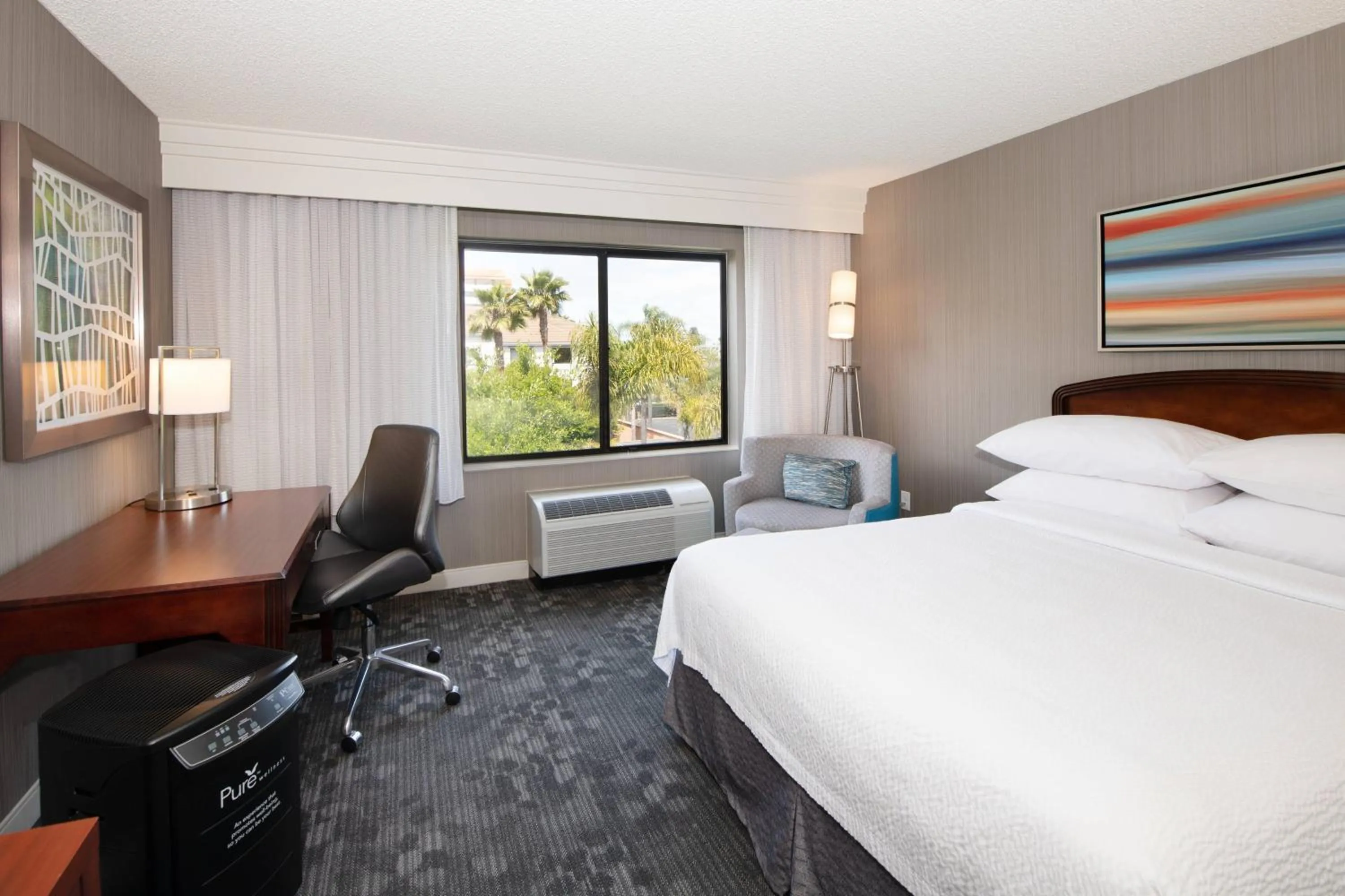 Photo of the whole room, Bed in Courtyard by Marriott Oakland Airport