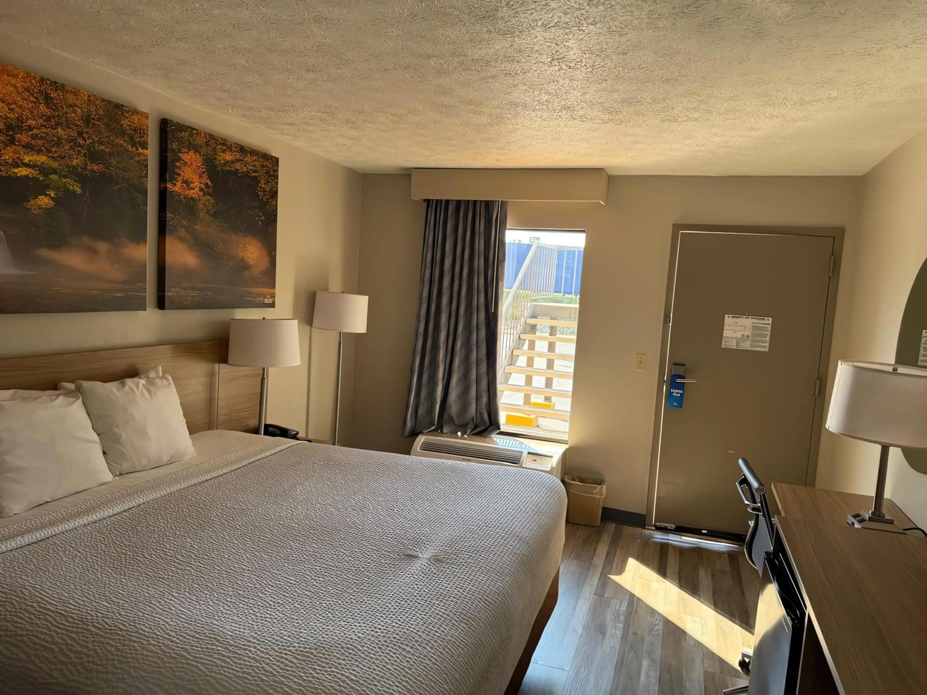 Bedroom, Bed in Days Inn by Wyndham Cookeville